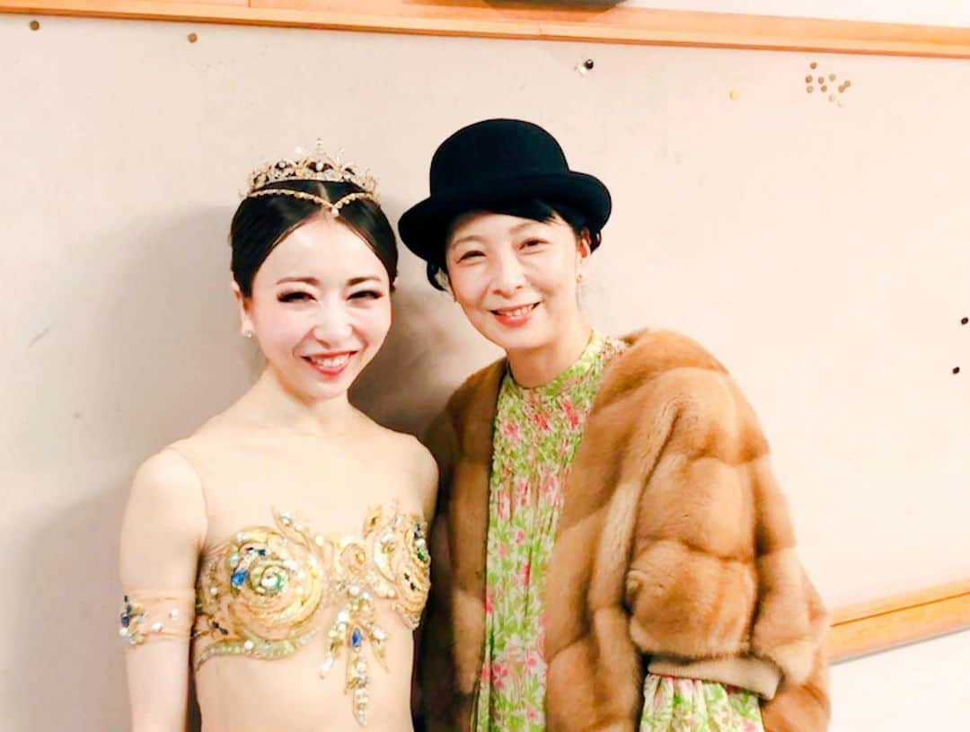 加治屋百合子さんのインスタグラム写真 - (加治屋百合子Instagram)「A week ago in Tokyo performing Medora in “ Le Corsaire”🏴‍☠️ Many memories at Bunkakaikan theater. Last time I performed at this theater was with @abtofficial Don Q in 2011 and filmed my documentary. Made new friends, reunited with old friends, felt lots of love and support. Very grateful💕  ちょうど1週間前の「海賊」公演より。東京文化会館で最後に踊ったのは2011年にNHK-BSドキュメンタリーを撮っていただいたABTドンキホーテ公演以来でした。新しい出会いと再会があった舞台💕　皆さんからいただく、たくさんのメッセージは本当に励みになって嬉しい〜❤️ フジテレビの阿部千代さん、女優の有森也美さんは以前から応援してくださっていて、今回の公演も観に来て下さいました💕  #ballerina #corsaire #backstage #grateful #love #performance #日本バレエ協会 #奥村康祐 #荒井英之 #寺田亜沙子　#フジテレビ #阿部千代 #女優 #有森也実　#東京文化会館 #東京　#tokyo」2月17日 10時21分 - yuriko_kajiya