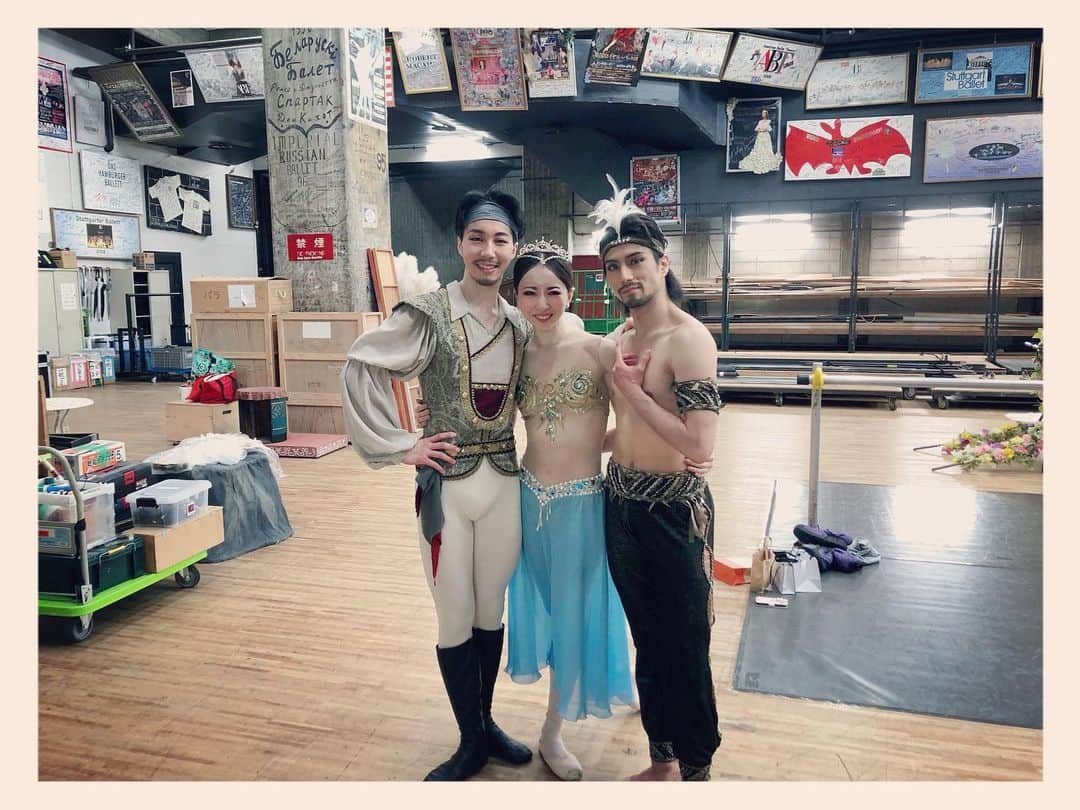 加治屋百合子さんのインスタグラム写真 - (加治屋百合子Instagram)「A week ago in Tokyo performing Medora in “ Le Corsaire”🏴‍☠️ Many memories at Bunkakaikan theater. Last time I performed at this theater was with @abtofficial Don Q in 2011 and filmed my documentary. Made new friends, reunited with old friends, felt lots of love and support. Very grateful💕  ちょうど1週間前の「海賊」公演より。東京文化会館で最後に踊ったのは2011年にNHK-BSドキュメンタリーを撮っていただいたABTドンキホーテ公演以来でした。新しい出会いと再会があった舞台💕　皆さんからいただく、たくさんのメッセージは本当に励みになって嬉しい〜❤️ フジテレビの阿部千代さん、女優の有森也美さんは以前から応援してくださっていて、今回の公演も観に来て下さいました💕  #ballerina #corsaire #backstage #grateful #love #performance #日本バレエ協会 #奥村康祐 #荒井英之 #寺田亜沙子　#フジテレビ #阿部千代 #女優 #有森也実　#東京文化会館 #東京　#tokyo」2月17日 10時21分 - yuriko_kajiya