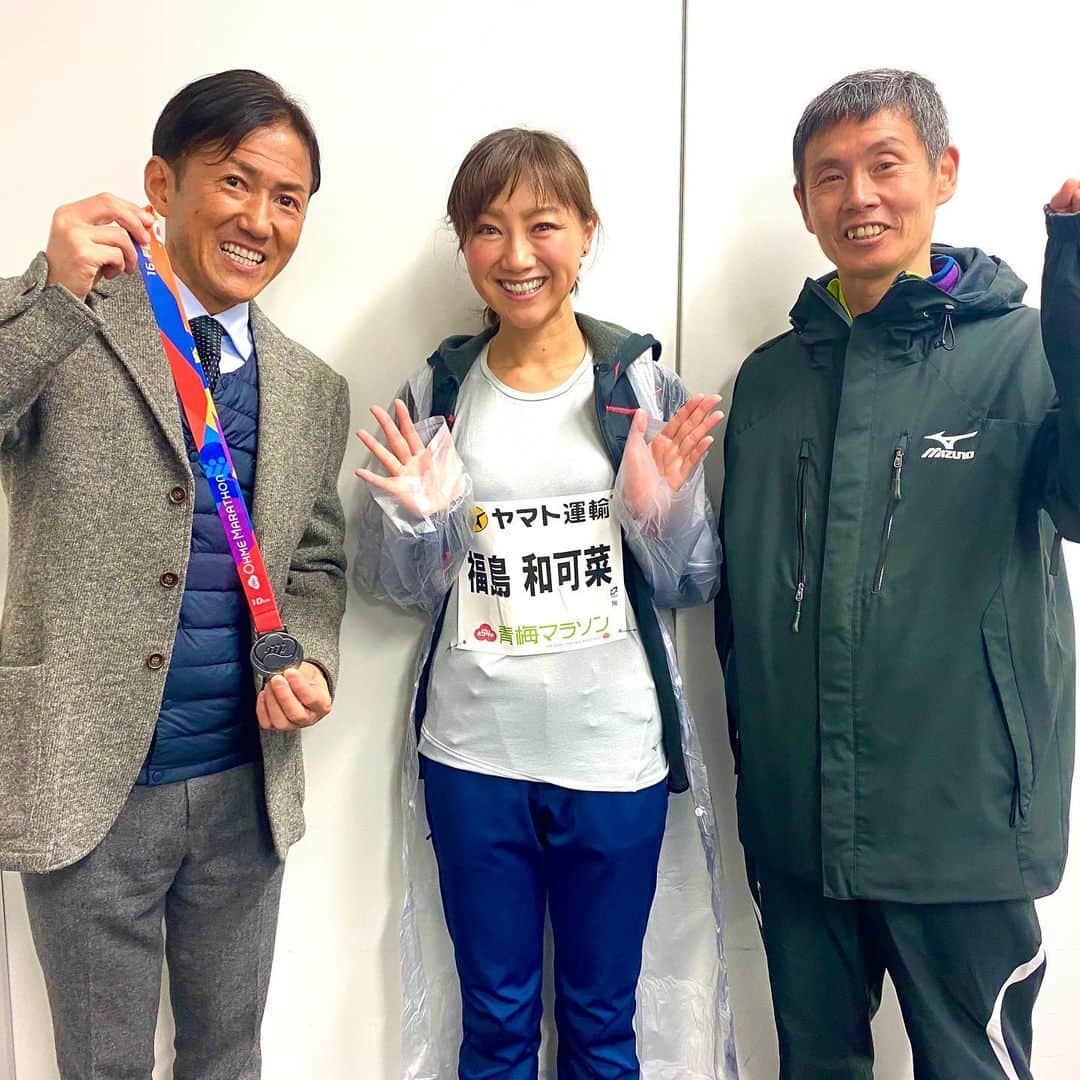福島和可菜さんのインスタグラム写真 - (福島和可菜Instagram)「疲労ドットコム（笑）💩 やっぱり青梅マラソンのコースは凄い‼️ 若干筋肉痛のまま、今日からまたロケに出ておりまーす✋  改めまして、昨日の🏃‍♂️青梅マラソン🏃‍♂️ 今年もゲストランナーとして走らせていただきました✨ 何度も走らせていただいているコースですが、 タフで最高に楽しいわぁ（笑）😊 昨日も、 トークショーに体操、 10kmの部をお見送りして、 30kmの部も途中までお見送りしてから、 スタートさせていただきました👍  青梅マラソンはそのアップダウンが続く走りごたえがあるコースも特徴的ですが、応援が熱い📣 凄い🥳かなりパワーになります🔥  応援旗もいっぱい🚩🚩🚩🚩🚩 嬉しいわぁ…🥰 今回もビックリするくらいたくさんの皆様方に声をかけていただき、本当にありがとうございました✨  マラソン界、スポーツ界のレジェンドや素敵な皆様方ともご一緒出来た😁毎年感謝です💐 30kmでは前田選手が日本新記録‼️ 盛り上がった大会でした☀️☀️☀️ 関わった皆様、本当にありがとうございました😁 コースや応援、アットホームさ、 東京でありながら自然も感じられる青梅マラソン‼️オススメです💯  この疲労感がたまらんね🤣（笑）  青梅のコースに負けないくらい、私もタフに、今日からまたロケ楽しんで頑張りまーす😄  #元気ですが #疲労ドットコム #笑 #タフ #青梅マラソン #最高 #御岳 #健康 #大使 #本当にありがとうございました #thankyou #love #running #marathon #sports #super #start #legend #感謝 #MAX #Special #ロケ #outdoor #🏃‍♂️ #❤️ #😊 #🥳 #✋ #☺️ #🚩」2月17日 10時30分 - fukushimawakana
