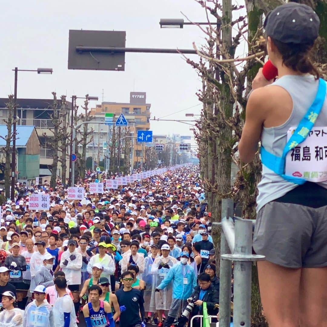 福島和可菜さんのインスタグラム写真 - (福島和可菜Instagram)「疲労ドットコム（笑）💩 やっぱり青梅マラソンのコースは凄い‼️ 若干筋肉痛のまま、今日からまたロケに出ておりまーす✋  改めまして、昨日の🏃‍♂️青梅マラソン🏃‍♂️ 今年もゲストランナーとして走らせていただきました✨ 何度も走らせていただいているコースですが、 タフで最高に楽しいわぁ（笑）😊 昨日も、 トークショーに体操、 10kmの部をお見送りして、 30kmの部も途中までお見送りしてから、 スタートさせていただきました👍  青梅マラソンはそのアップダウンが続く走りごたえがあるコースも特徴的ですが、応援が熱い📣 凄い🥳かなりパワーになります🔥  応援旗もいっぱい🚩🚩🚩🚩🚩 嬉しいわぁ…🥰 今回もビックリするくらいたくさんの皆様方に声をかけていただき、本当にありがとうございました✨  マラソン界、スポーツ界のレジェンドや素敵な皆様方ともご一緒出来た😁毎年感謝です💐 30kmでは前田選手が日本新記録‼️ 盛り上がった大会でした☀️☀️☀️ 関わった皆様、本当にありがとうございました😁 コースや応援、アットホームさ、 東京でありながら自然も感じられる青梅マラソン‼️オススメです💯  この疲労感がたまらんね🤣（笑）  青梅のコースに負けないくらい、私もタフに、今日からまたロケ楽しんで頑張りまーす😄  #元気ですが #疲労ドットコム #笑 #タフ #青梅マラソン #最高 #御岳 #健康 #大使 #本当にありがとうございました #thankyou #love #running #marathon #sports #super #start #legend #感謝 #MAX #Special #ロケ #outdoor #🏃‍♂️ #❤️ #😊 #🥳 #✋ #☺️ #🚩」2月17日 10時30分 - fukushimawakana
