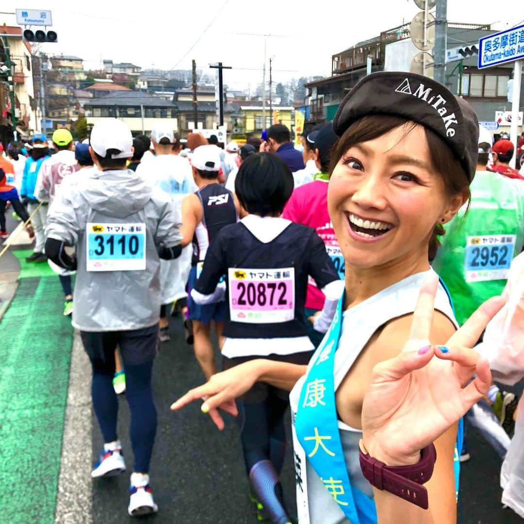 福島和可菜さんのインスタグラム写真 - (福島和可菜Instagram)「疲労ドットコム（笑）💩 やっぱり青梅マラソンのコースは凄い‼️ 若干筋肉痛のまま、今日からまたロケに出ておりまーす✋  改めまして、昨日の🏃‍♂️青梅マラソン🏃‍♂️ 今年もゲストランナーとして走らせていただきました✨ 何度も走らせていただいているコースですが、 タフで最高に楽しいわぁ（笑）😊 昨日も、 トークショーに体操、 10kmの部をお見送りして、 30kmの部も途中までお見送りしてから、 スタートさせていただきました👍  青梅マラソンはそのアップダウンが続く走りごたえがあるコースも特徴的ですが、応援が熱い📣 凄い🥳かなりパワーになります🔥  応援旗もいっぱい🚩🚩🚩🚩🚩 嬉しいわぁ…🥰 今回もビックリするくらいたくさんの皆様方に声をかけていただき、本当にありがとうございました✨  マラソン界、スポーツ界のレジェンドや素敵な皆様方ともご一緒出来た😁毎年感謝です💐 30kmでは前田選手が日本新記録‼️ 盛り上がった大会でした☀️☀️☀️ 関わった皆様、本当にありがとうございました😁 コースや応援、アットホームさ、 東京でありながら自然も感じられる青梅マラソン‼️オススメです💯  この疲労感がたまらんね🤣（笑）  青梅のコースに負けないくらい、私もタフに、今日からまたロケ楽しんで頑張りまーす😄  #元気ですが #疲労ドットコム #笑 #タフ #青梅マラソン #最高 #御岳 #健康 #大使 #本当にありがとうございました #thankyou #love #running #marathon #sports #super #start #legend #感謝 #MAX #Special #ロケ #outdoor #🏃‍♂️ #❤️ #😊 #🥳 #✋ #☺️ #🚩」2月17日 10時30分 - fukushimawakana