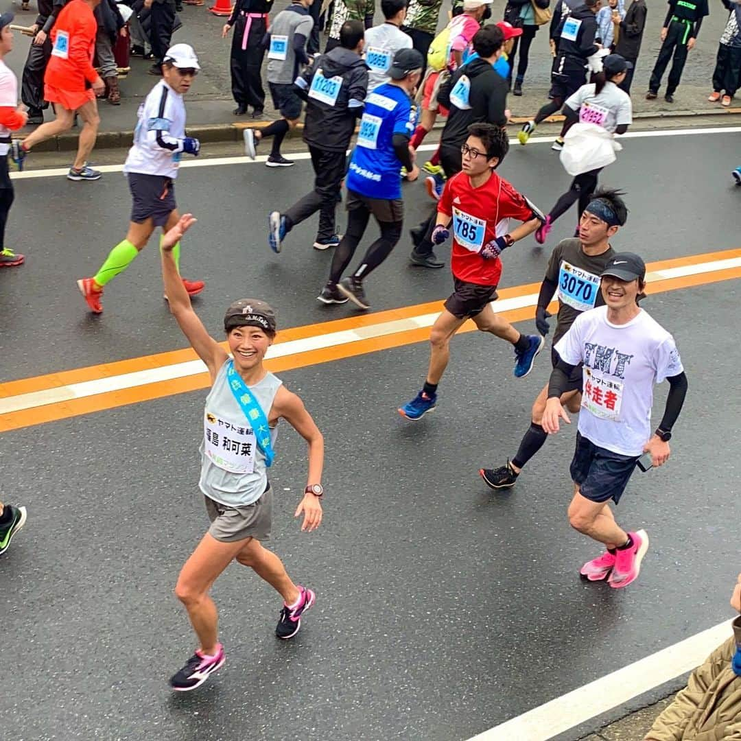 福島和可菜さんのインスタグラム写真 - (福島和可菜Instagram)「疲労ドットコム（笑）💩 やっぱり青梅マラソンのコースは凄い‼️ 若干筋肉痛のまま、今日からまたロケに出ておりまーす✋  改めまして、昨日の🏃‍♂️青梅マラソン🏃‍♂️ 今年もゲストランナーとして走らせていただきました✨ 何度も走らせていただいているコースですが、 タフで最高に楽しいわぁ（笑）😊 昨日も、 トークショーに体操、 10kmの部をお見送りして、 30kmの部も途中までお見送りしてから、 スタートさせていただきました👍  青梅マラソンはそのアップダウンが続く走りごたえがあるコースも特徴的ですが、応援が熱い📣 凄い🥳かなりパワーになります🔥  応援旗もいっぱい🚩🚩🚩🚩🚩 嬉しいわぁ…🥰 今回もビックリするくらいたくさんの皆様方に声をかけていただき、本当にありがとうございました✨  マラソン界、スポーツ界のレジェンドや素敵な皆様方ともご一緒出来た😁毎年感謝です💐 30kmでは前田選手が日本新記録‼️ 盛り上がった大会でした☀️☀️☀️ 関わった皆様、本当にありがとうございました😁 コースや応援、アットホームさ、 東京でありながら自然も感じられる青梅マラソン‼️オススメです💯  この疲労感がたまらんね🤣（笑）  青梅のコースに負けないくらい、私もタフに、今日からまたロケ楽しんで頑張りまーす😄  #元気ですが #疲労ドットコム #笑 #タフ #青梅マラソン #最高 #御岳 #健康 #大使 #本当にありがとうございました #thankyou #love #running #marathon #sports #super #start #legend #感謝 #MAX #Special #ロケ #outdoor #🏃‍♂️ #❤️ #😊 #🥳 #✋ #☺️ #🚩」2月17日 10時30分 - fukushimawakana