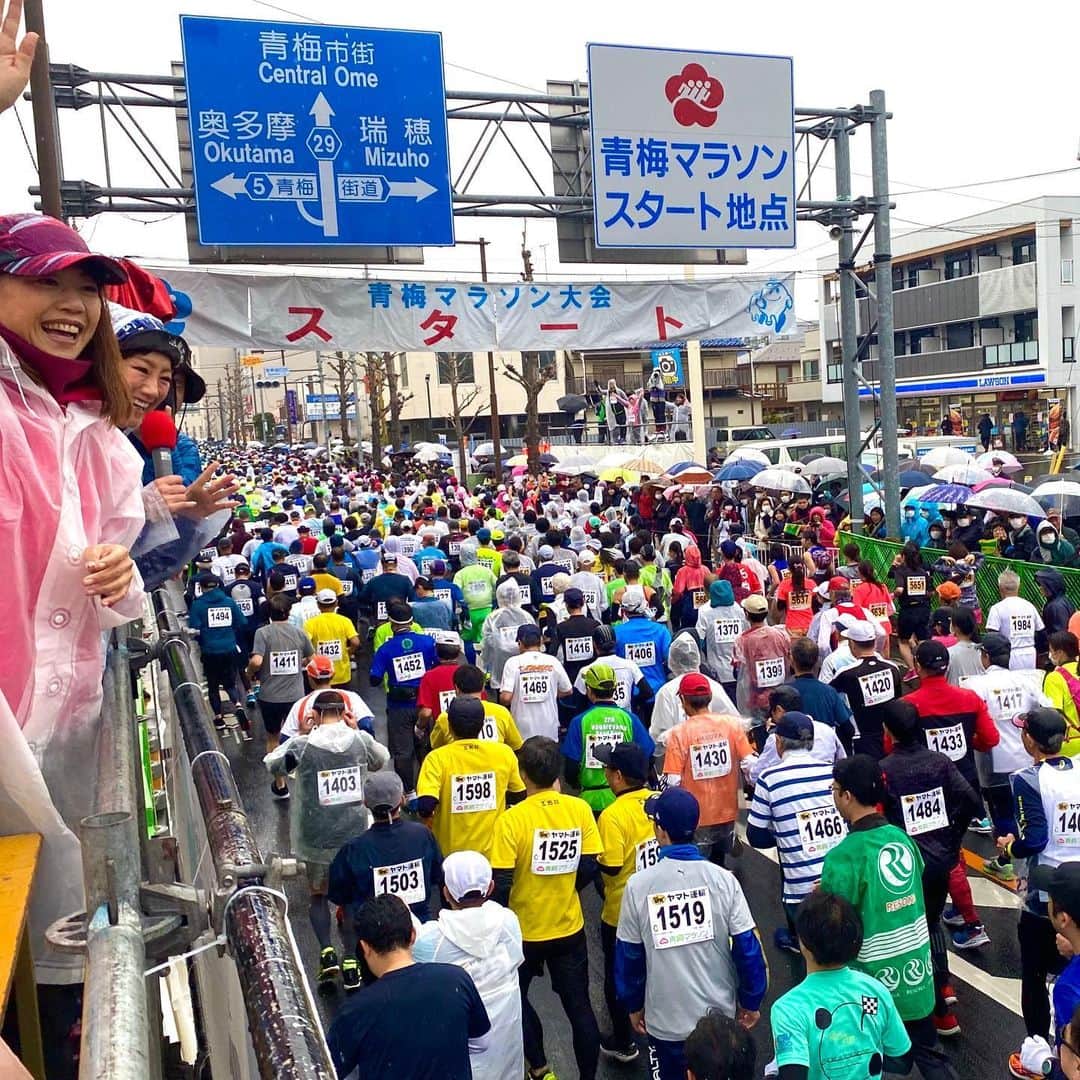 福島和可菜さんのインスタグラム写真 - (福島和可菜Instagram)「疲労ドットコム（笑）💩 やっぱり青梅マラソンのコースは凄い‼️ 若干筋肉痛のまま、今日からまたロケに出ておりまーす✋  改めまして、昨日の🏃‍♂️青梅マラソン🏃‍♂️ 今年もゲストランナーとして走らせていただきました✨ 何度も走らせていただいているコースですが、 タフで最高に楽しいわぁ（笑）😊 昨日も、 トークショーに体操、 10kmの部をお見送りして、 30kmの部も途中までお見送りしてから、 スタートさせていただきました👍  青梅マラソンはそのアップダウンが続く走りごたえがあるコースも特徴的ですが、応援が熱い📣 凄い🥳かなりパワーになります🔥  応援旗もいっぱい🚩🚩🚩🚩🚩 嬉しいわぁ…🥰 今回もビックリするくらいたくさんの皆様方に声をかけていただき、本当にありがとうございました✨  マラソン界、スポーツ界のレジェンドや素敵な皆様方ともご一緒出来た😁毎年感謝です💐 30kmでは前田選手が日本新記録‼️ 盛り上がった大会でした☀️☀️☀️ 関わった皆様、本当にありがとうございました😁 コースや応援、アットホームさ、 東京でありながら自然も感じられる青梅マラソン‼️オススメです💯  この疲労感がたまらんね🤣（笑）  青梅のコースに負けないくらい、私もタフに、今日からまたロケ楽しんで頑張りまーす😄  #元気ですが #疲労ドットコム #笑 #タフ #青梅マラソン #最高 #御岳 #健康 #大使 #本当にありがとうございました #thankyou #love #running #marathon #sports #super #start #legend #感謝 #MAX #Special #ロケ #outdoor #🏃‍♂️ #❤️ #😊 #🥳 #✋ #☺️ #🚩」2月17日 10時30分 - fukushimawakana