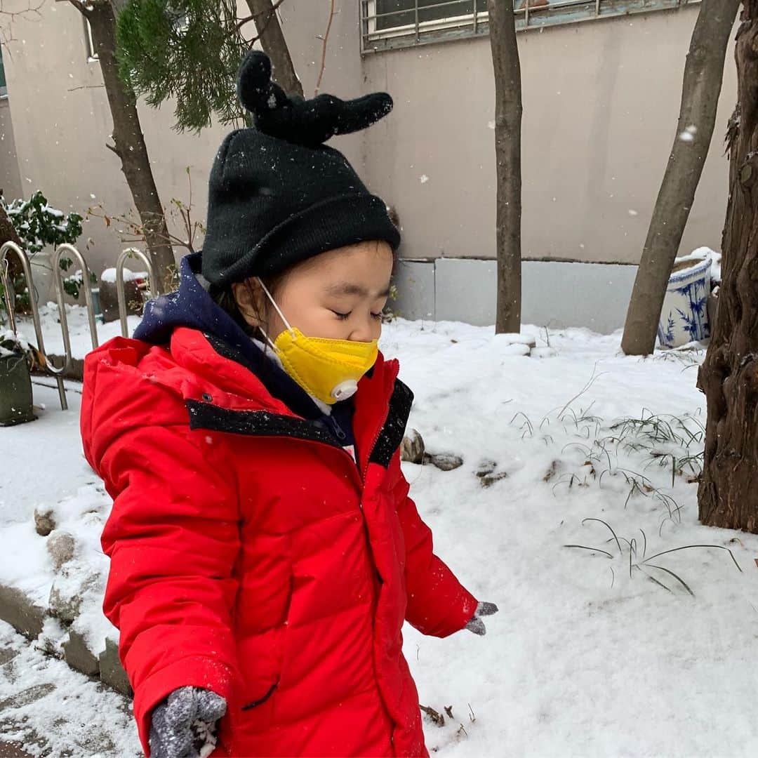 イ・ユンジのインスタグラム：「눈썹위로 내려앉은 눈송이가 고마운 아침_ #너의겨울#까륵까륵#웃음소리를담아두고싶었어」