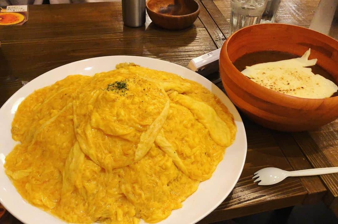 三宅智子さんのインスタグラム写真 - (三宅智子Instagram)「浅草橋にある『欧風カレーとオムライス　リトルヤミー』さんの卵50個分使ったデカ盛りオムカレーチャレンジ！  如月さくらちゃんと仲良く飲み放題付きでチャレンジしました！  YouTubeに動画公開してます！ (プロフィールのリンクから飛べます！) 皆様、是非ご覧下さい！  #リトルヤミー #浅草橋グルメ #飲めるオムライス #オムカレー #デカ盛り #大食いチャレンジ #youtube #三宅智子 #如月さくら #youtube見てね」2月17日 10時39分 - tomoko1121m