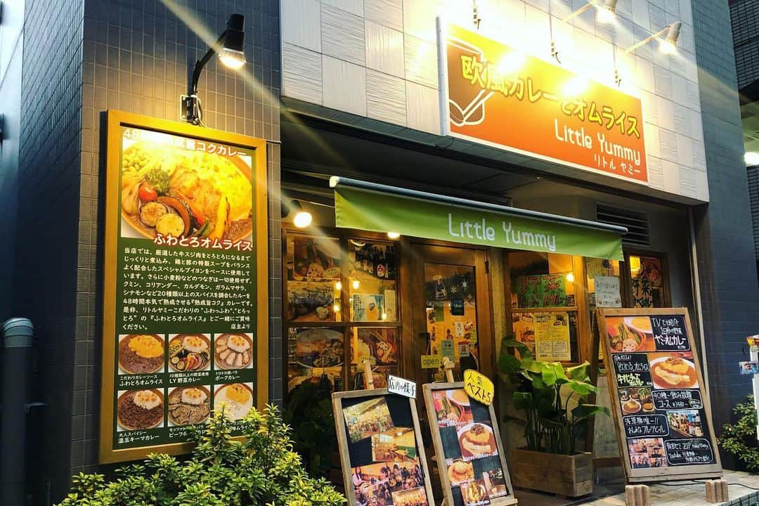 三宅智子さんのインスタグラム写真 - (三宅智子Instagram)「浅草橋にある『欧風カレーとオムライス　リトルヤミー』さんの卵50個分使ったデカ盛りオムカレーチャレンジ！  如月さくらちゃんと仲良く飲み放題付きでチャレンジしました！  YouTubeに動画公開してます！ (プロフィールのリンクから飛べます！) 皆様、是非ご覧下さい！  #リトルヤミー #浅草橋グルメ #飲めるオムライス #オムカレー #デカ盛り #大食いチャレンジ #youtube #三宅智子 #如月さくら #youtube見てね」2月17日 10時39分 - tomoko1121m