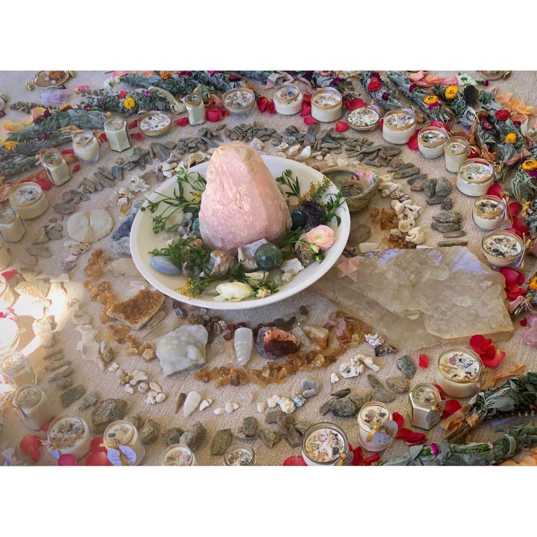 エリン フェザーストンのインスタグラム：「The blessignway “table” created by @forageflorals for @jennadewan was like nothing I’ve ever seen before! Beyond beautiful! Guests were invited to share a blessing and bead a mandala for the baby with rose quartz beads and other unique crystals.  It was a major love fest ❤️👼🏻❤️」