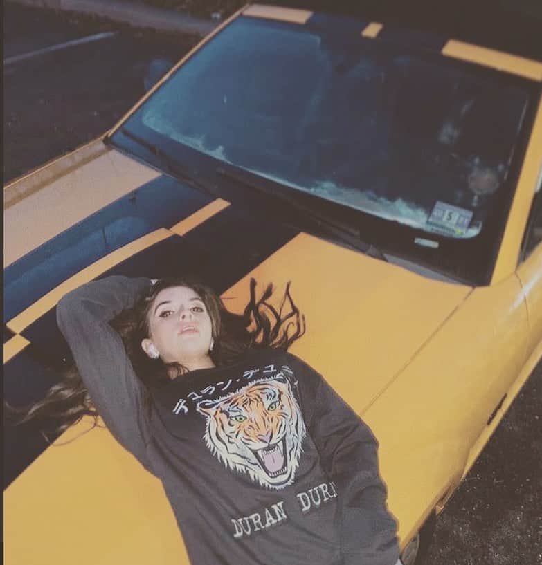 のインスタグラム：「Sunday evening vibes @thesilverstyle 🙌🏽 . . . . . . . . . . . . . . .  #wholesale #ootd #graphictees #stylewild #fashioninsta #createcultivate #fashiongram #fashioninspo #boutiqueshopping #boutiqueclothing #trending #wholesaleclothing #styletrends」
