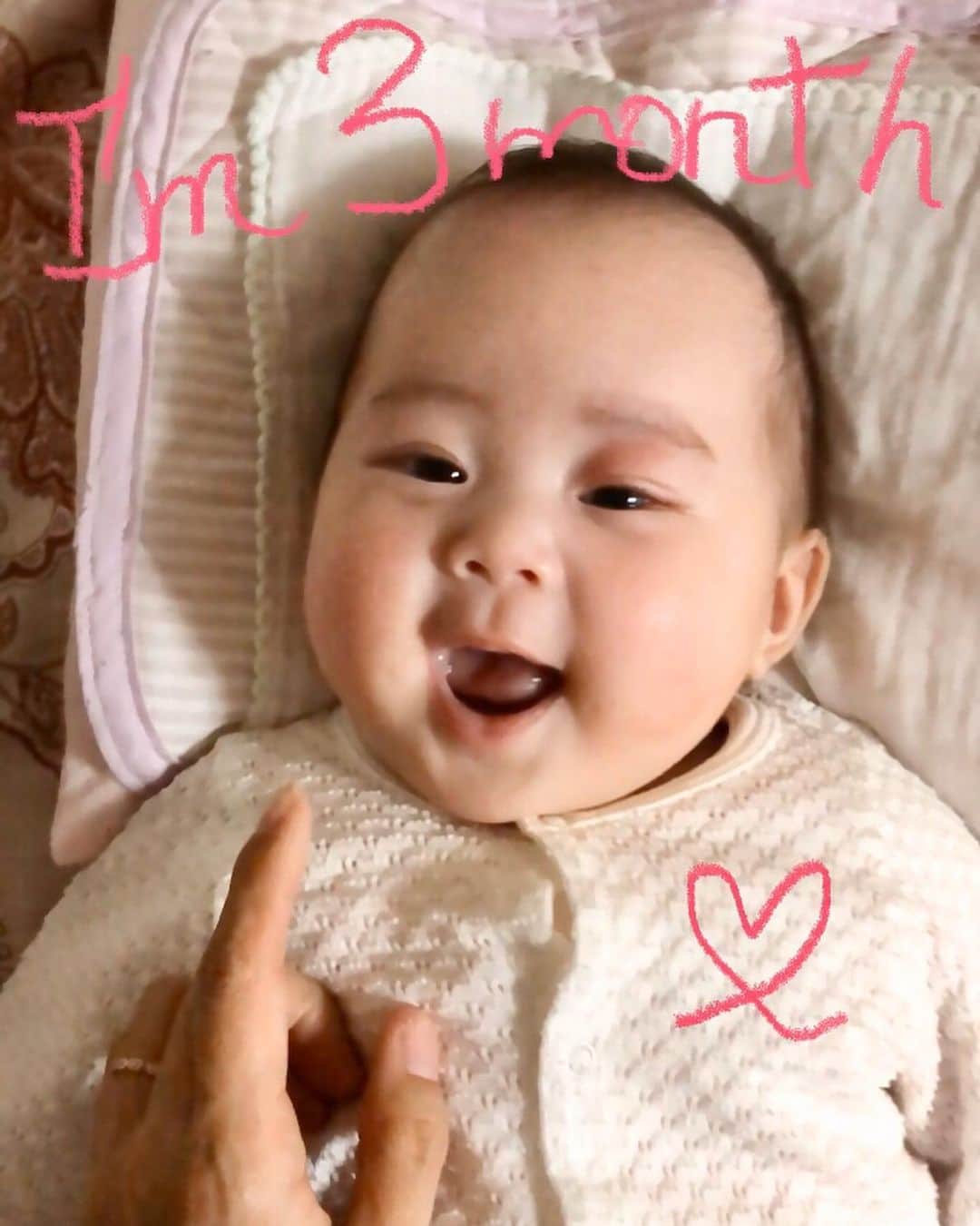 一木エリカのインスタグラム：「日に日に可愛くなっていく…😍 生後３か月になりました！毎日笑ってくれて嬉しい❣️ Everyday she’s getting cuter and cuter 😍 She’s 3month old now 👼🏻 #3monthbaby #3monthbabygirl #babygirl #emily #3か月ベビー #ハーフベビー #クオーターベビー #クオーターキッズ #赤ちゃんのいる生活 #baby #ベビー #可愛くなっていく #笑顔の赤ちゃん #smilybaby  #japanesebaby #asianbaby #asianbabygirl #mixbaby #ママリ #babiesofficial #美人赤ちゃん　#ベビフル #ベビフルムービー」