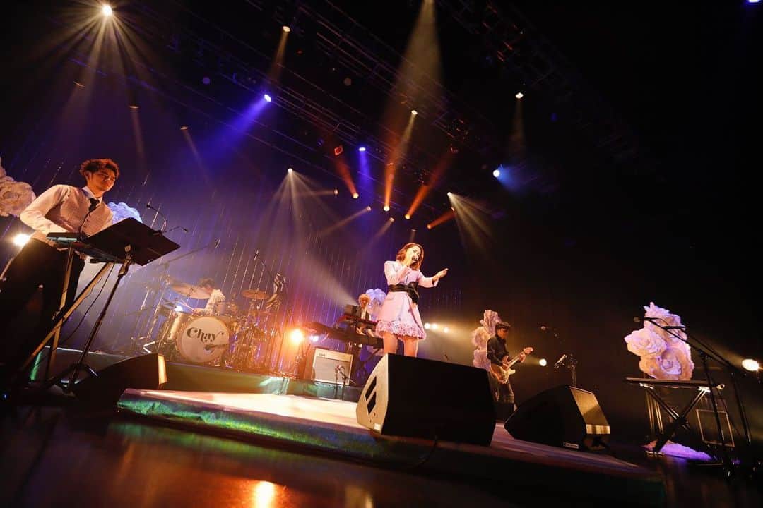 ワーナーミュージック・ジャパンさんのインスタグラム写真 - (ワーナーミュージック・ジャパンInstagram)「#chay ・ ファンによる逆サプライズの感動の涙。多くの愛が詰まった「chay LAVENDER TOUR 2020」ファイナル東京公演、ソールドアウトの大盛況の中終了‼️ ・ ライブレポートはワーナーミュージック・ジャパンのFacebookにて公開中🎶 ・ カメラマン：石井亜希」2月17日 10時51分 - warnermusic_jp