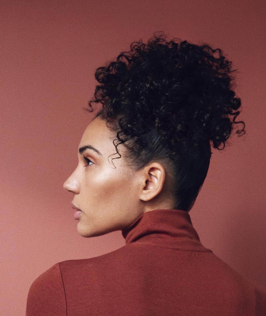 Kristin Essのインスタグラム：「Curl Defining Jelly is a light-weight hydrating styling product that helps add moisture 💦and definition ➰to curly hair. I love it for fine to medium curl types because it’s doesn’t weigh your curls down and allows your natural volume to come through. 🆗➡️ Can you use it on coarser hair types? Yes! You can use it to add shine at the end, just like you would use a serum (but this doesn’t have silicones). You’d just want to moisturize with your leave-in cream and/or curl cream first before using this to finish. ✨ Have you tried the Curl Defining Jelly yet??」