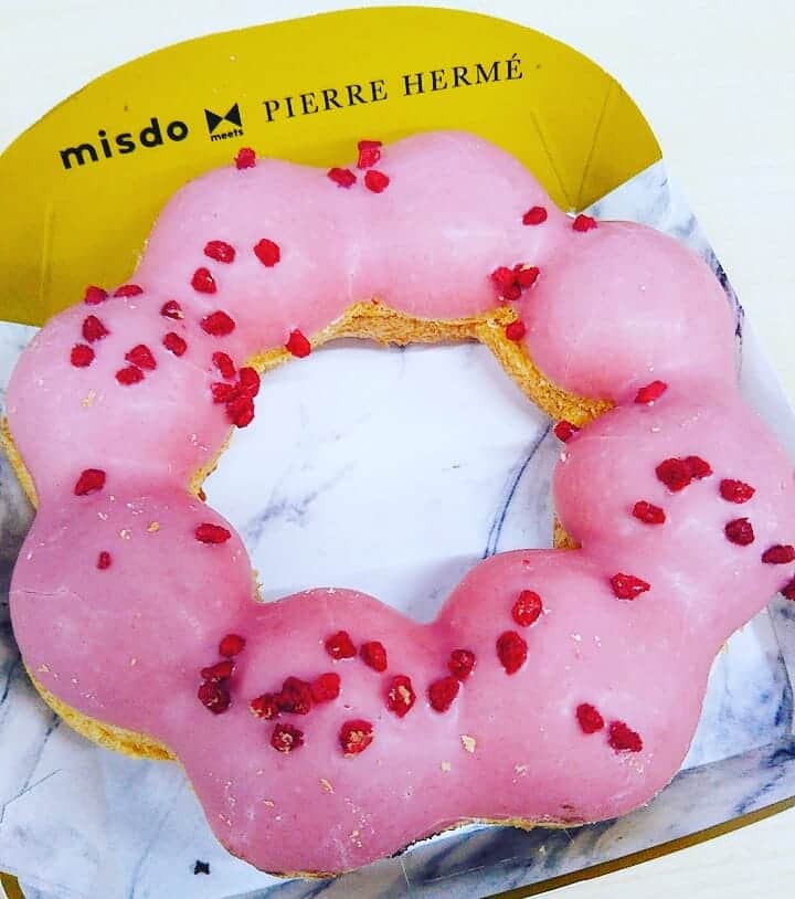 宮崎文子のインスタグラム：「🍀food🍀 ミスド＆ピエールエルメ  ひっさびさに食べた♥ 幸せ😃💕 #赤いもの投稿シリーズ #ポンデリングが好き #みすど🍩  #ピエールエルメ #🍫」
