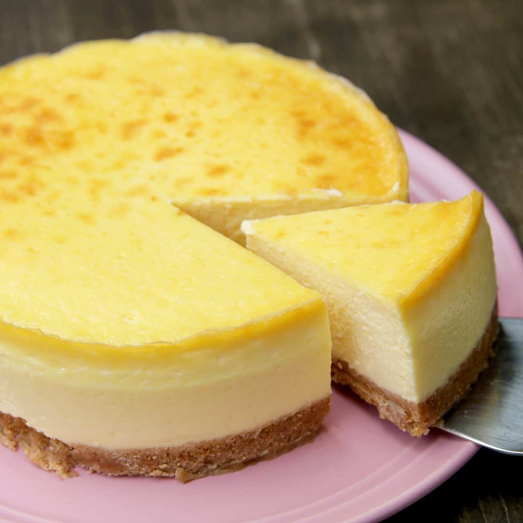 Tasty Japanさんのインスタグラム写真 - (Tasty JapanInstagram)「とろ〜り半熟チーズケーキ〜チーズ好きにはたまらない！〜 / Fluffy and Light Cheesecake ㅤㅤㅤㅤㅤㅤㅤㅤㅤㅤㅤㅤㅤ 作ったら #tastyjapan をつけて投稿してくださいね！✨ ㅤㅤㅤㅤㅤㅤㅤㅤㅤㅤㅤㅤㅤ レシピはこちらをご覧ください♪ ㅤㅤㅤㅤㅤㅤㅤㅤㅤㅤㅤㅤㅤ 半熟チーズケーキ 15cmケーキ型 1台分 ㅤㅤㅤㅤㅤㅤㅤㅤㅤㅤㅤㅤㅤ 材料： クリームチーズ（室温に戻しておく） 300g マスカルポーネチーズ（室温に戻しておく） 100g 砂糖 60g 卵 2個 生クリーム 200ml バニラエッセンス 適量 薄力粉 20g ㅤㅤㅤㅤㅤㅤㅤㅤㅤㅤㅤㅤㅤ ■ボトム ビスケット 100g 溶かしバター 80g ㅤㅤㅤㅤㅤㅤㅤㅤㅤㅤㅤㅤㅤ 作り方： 1.オーブンは180℃に予熱しておく。 ㅤㅤㅤㅤㅤㅤㅤㅤㅤㅤㅤㅤㅤ 2.ボトムを作る。ジップ付きの袋にビスケットを入れて、めん棒で叩いて細かく砕く。溶かしバターを加えてよく揉み込む。クッキングシートを敷いた型の底に敷き詰め、冷蔵庫に入れて30分冷やし固める。 ㅤㅤㅤㅤㅤㅤㅤㅤㅤㅤㅤㅤㅤ 3.ボウルにクリームチーズ、マスカルポーネを入れ、ゴムベラでなめらかになるまで練り混ぜる。 ㅤㅤㅤㅤㅤㅤㅤㅤㅤㅤㅤㅤㅤ 4.砂糖、卵、生クリームの順に加えて、その都度泡立て器で混ぜる。 ㅤㅤㅤㅤㅤㅤㅤㅤㅤㅤㅤㅤㅤ 5.バニラエッセンスと薄力粉を振るい入れ、ダマがなくなるまで混ぜる。 ㅤㅤㅤㅤㅤㅤㅤㅤㅤㅤㅤㅤㅤ 6.型に流し入れて天板に乗せ、お湯を注ぐ。オーブンの温度を150℃に下げて35-40分湯せん焼きする。 ㅤㅤㅤㅤㅤㅤㅤㅤㅤㅤㅤㅤㅤ 7.温度を190℃に上げて10分ほど湯せん焼きし、表面に焼き色を付ける。 ㅤㅤㅤㅤㅤㅤㅤㅤㅤㅤㅤㅤㅤ 8.焼き上がったら粗熱を取り、冷蔵庫でしっかり冷やす。 ㅤㅤㅤㅤㅤㅤㅤㅤㅤㅤㅤㅤㅤ 9.型から外し、お好みの大きさに切り分けたら、完成！ ㅤㅤㅤㅤㅤㅤㅤㅤㅤㅤㅤㅤㅤ #料理 #手料理 #レシピ #料理動画 #クッキング #美味しい #デザート #スイーツ #おやつ #お菓子 #チーズケーキレシピ #半熟 #TastyJapan #BuzzFeed #cooking #Tasty #Japan #homemade #cook #dessert #sweets #チーズ #チーズケーキ #food #レシピ動画 #グルメ #食べ物 #recipe #スイーツ動画」2月17日 10時55分 - tastyjapan