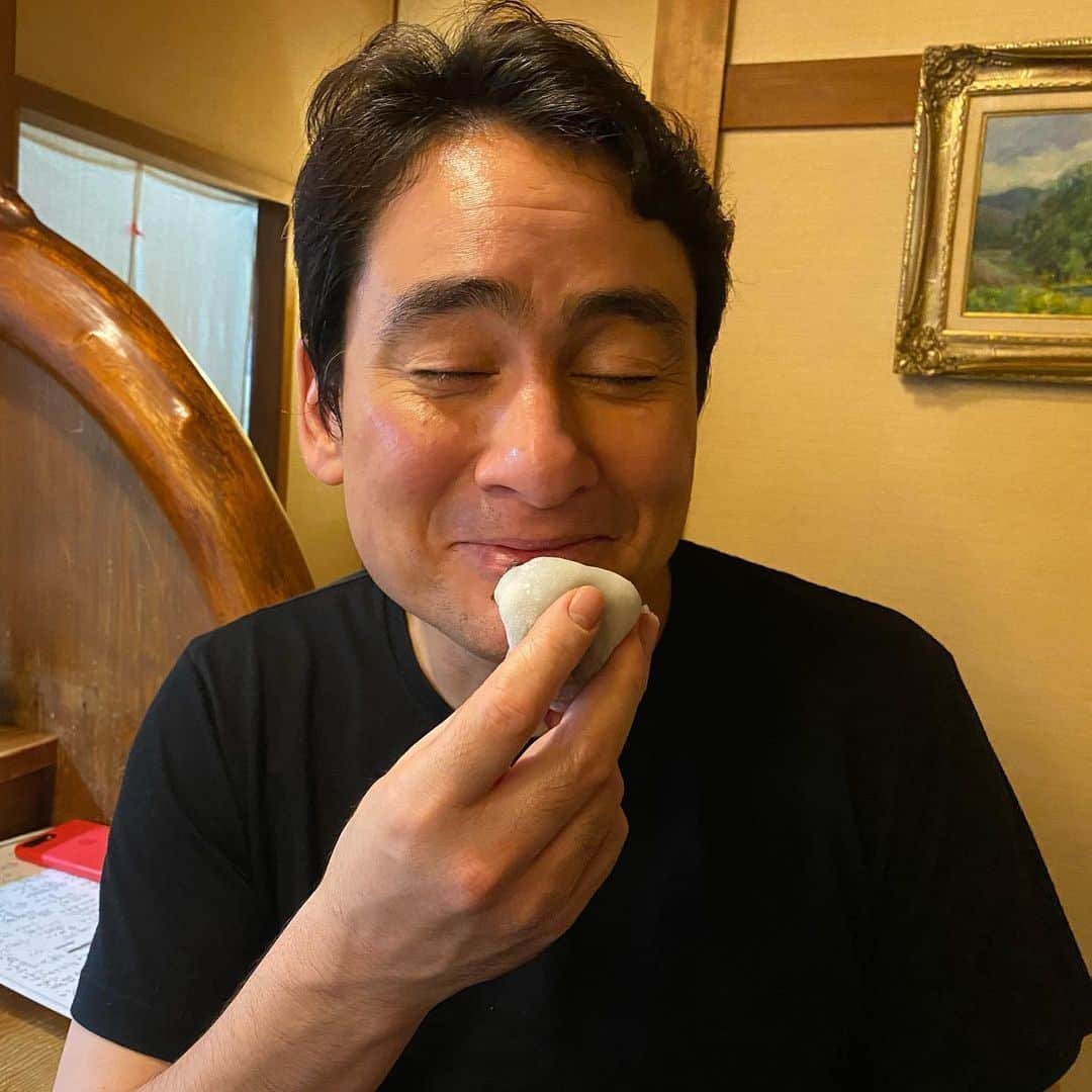 野口健さんのインスタグラム写真 - (野口健Instagram)「大阪の写真展会場から京都へ！僕の親父さんが京都在住で、行きつけのちくりんさんへ！北白川別当町にある料理屋さんですが、僕が京都で一番好きな料理屋さん。鯛めしも美味しいし、だし巻き玉子も！そして季節もののいちご大福はもうもちもちで感動ものです(^O^) 断食明けなのにたらふく食べちゃいました(^^;; でも、京都に来たらちくりん！！！ 親父さんとも久々にゆっくり過ごせたし、今日からまた体を動かそう！  今は免疫力を上げるのが大切！よく寝て、栄養あるものを食べて、そしてよく笑うこと。笑うことによって免疫力はあがる！　　明日の講演も楽しく頑張ろう！  #野口健#ちくりん」2月17日 11時01分 - noguchiken8848