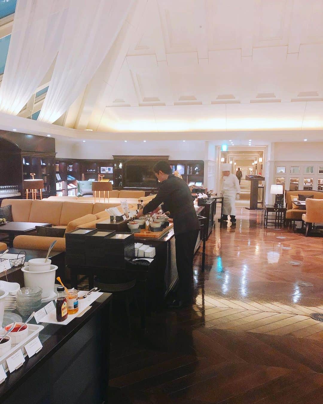 東京ステーションホテルTokyo Station Hotelさんのインスタグラム写真 - (東京ステーションホテルTokyo Station HotelInstagram)「夜が明ける前のゲストラウンジ〈アトリウム〉。﻿ 6時半からはじまる朝食ブッフェの準備をシェフやサービススタッフで行います。﻿ ご宿泊の際は110種以上の朝食アイテムをぜひお試しください！﻿ (期間限定でご宿泊以外のお客様も予約承り中)﻿ ﻿ These photos were taken before daybreak from within our guest lounge “The Atrium”. Chefs and service staff had prepared the morning buffet, starting from 6:30 am. Please savor over 110 items of Japanese and Western food!﻿ ﻿ —————————————————————﻿ #morningbuffet #tokyotravel #tokyotrip #tokyostation #tokyostationhotel #marunouchi #smallluxuryhotels #forbestravelguide  #instagrammable #東京ステーションホテル #東京駅 #東京駅舎 #丸の内 #ホテル朝食 #ホテル朝食ブッフェ」2月17日 11時02分 - tokyostationhotel