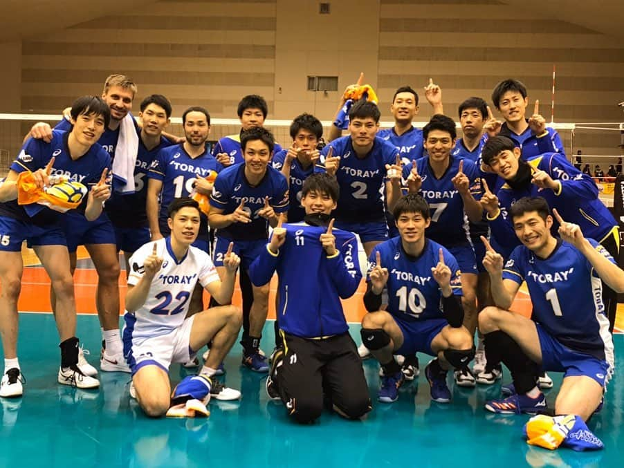 富田将馬さんのインスタグラム写真 - (富田将馬Instagram)「初めてのVリーグが終わりました🙌🏻 結果は6位。納得いかない結果かもしれないですが、色々な経験をさせて頂いて、たくさんのことを学ぶことができました！伸び伸びとプレーできたのも偉大な先輩方のおかげです😌 応援して下さったみなさん、本当にありがとうございました！！これからも東レアローズをよろしくお願い致します🐒 ・ #東レアローズ #torayarrows  #vリーグはバレーだよ  #BlueｰHot🔥 #気迫#青熱#執念」2月17日 11時04分 - shoma_tomita