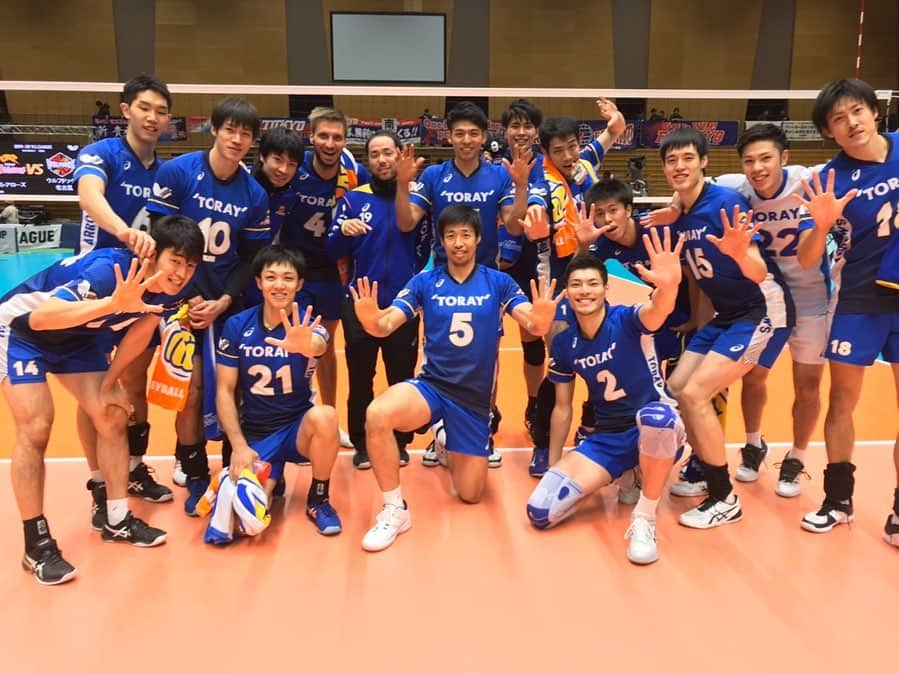 富田将馬のインスタグラム：「初めてのVリーグが終わりました🙌🏻 結果は6位。納得いかない結果かもしれないですが、色々な経験をさせて頂いて、たくさんのことを学ぶことができました！伸び伸びとプレーできたのも偉大な先輩方のおかげです😌 応援して下さったみなさん、本当にありがとうございました！！これからも東レアローズをよろしくお願い致します🐒 ・ #東レアローズ #torayarrows  #vリーグはバレーだよ  #BlueｰHot🔥 #気迫#青熱#執念」