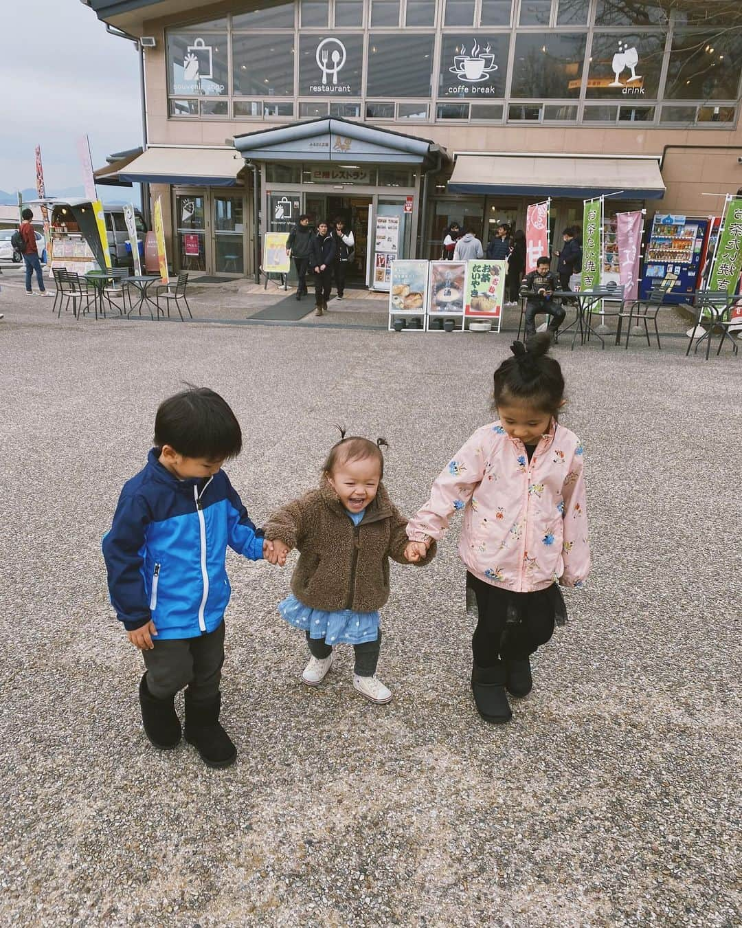 里見茜さんのインスタグラム写真 - (里見茜Instagram)「週末は家族でのんびり。 日本平に行って絶景を満喫したり、 FURAIPANというアットホームなお店で絶品すぎる白身魚を食べたり。 とろけるほど美味しかった🤤 ここはまた行きたい。  子供同士ってやっぱり、楽しいんだね☺️見てるこっちも楽しい。 もっと体力つけたいな。笑  #日本平#日本平夢テラス#河津桜 #静岡グルメ #FURAIPAN#家族 #いい土日でした」2月17日 11時14分 - satomiakane