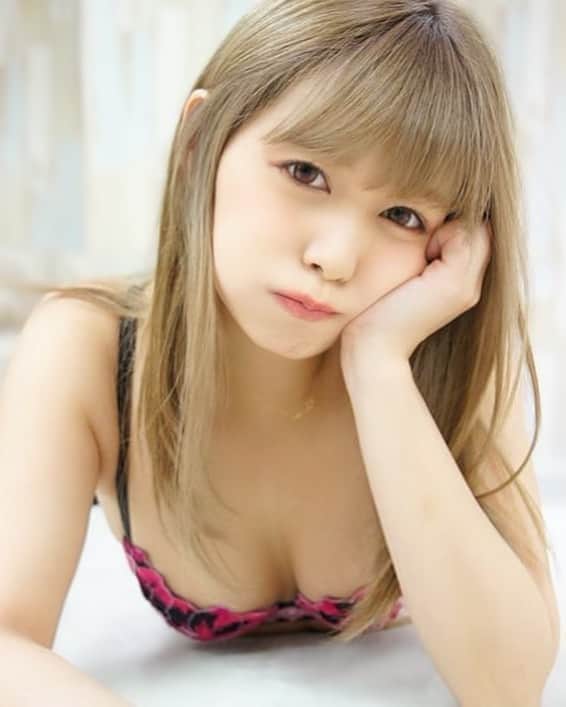 紺野ひかるのインスタグラム：「. 他の子みちゃやだー☹️の顔 . . #紺野ひかる #こんぴか #セクシー女優 #AV女優 #撮影会 #プラスワン撮影会 #新大久保」
