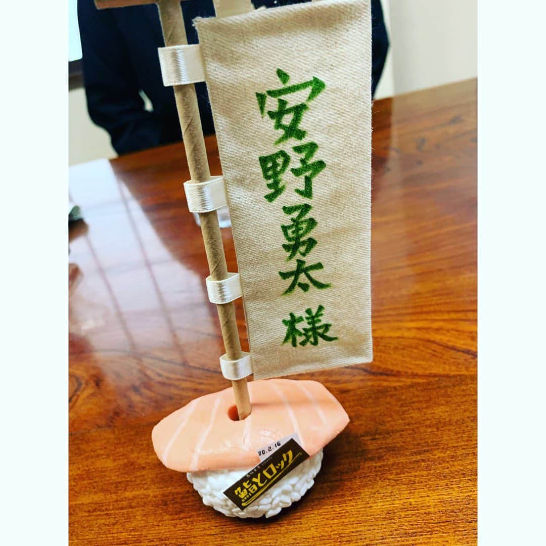 安野勇太のインスタグラム：「一昨日、昨日と大船渡FREAKSと水沢すし処えびすで弾き語りでした。2日間とも最高に楽しかったのですがまさかお寿司屋さんで歌う日が来るとは思ってもいませんでした🍣ほんと雰囲気も音もお寿司も最高でまた絶対やりたいですね。萬福さんはじめ皆さん本当にお世話になりました、ありがとうございます！また来れるようにがんばります！」