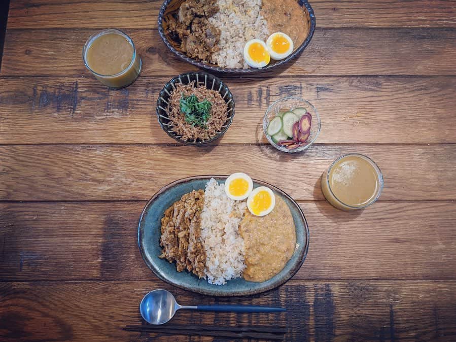 藤田敦子さんのインスタグラム写真 - (藤田敦子Instagram)「ㅤㅤㅤ 【#blendakitchen 】 右に見えますのは、もういい加減食べ切りたかった 以前購入した無印のトマトキーマカレーをアレンジ。 ㅤㅤㅤ 左は、スロージュースの搾りかすを活用したカレー。 ㅤㅤㅤ まずオリーブオイルでうさぎ農園  @usagifarm_ai の食べる生姜を炒め さらに野菜カスを投入して水分飛ぶまで炒める。 大豆ミートをお湯で戻して、戻し汁ごと 野菜カスたちを炒めてたフライパンへ。 日本酒と作り置きしてるヴィーガン出汁を入れてぐつぐつし、 粒&粉山椒を入れ、さらに火を入れてから @mother_inc のカレー粉投入。 混ざって熱が通ったら火を止める。 ㅤㅤㅤ 玄米は @daybyday__2016 @egashirasan 。 うさぎ農園の玄米を精米した白米を混ぜ混ぜ。 ㅤㅤㅤ 卵は @palsystem_kurashi で購入した平飼い卵。 ㅤㅤㅤ ぬかづけも毎日で、腸の調子も快調♪笑 ㅤㅤㅤ  #blendakitchen #いえごはん #おうちごはん #家ごはん #家ご飯 #うつわ #器 #暮らし #instafood #foodstagram #簡単ごはん #手料理 #家庭料理 #フレキシタリアン #flexitarian #Glutenfree #グルテンフリー #pescatarian #ペスカタリアン」2月17日 11時27分 - blenda0305
