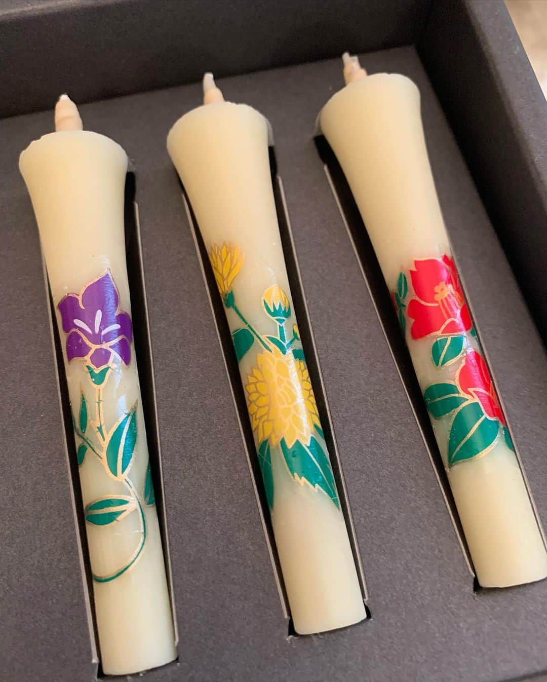 麻生あくらさんのインスタグラム写真 - (麻生あくらInstagram)「Japanese botanical candle 🕯  能登の和ろうそく、素敵。 炎が大きく美しくてずっと見ていられる。 本当に明るすぎないかしら日本💡  #輪蝋燭#ろうそく#candle#キャンドルのある暮らし #能登#handmade#craftsmanship #七尾」2月17日 11時28分 - akura_akura