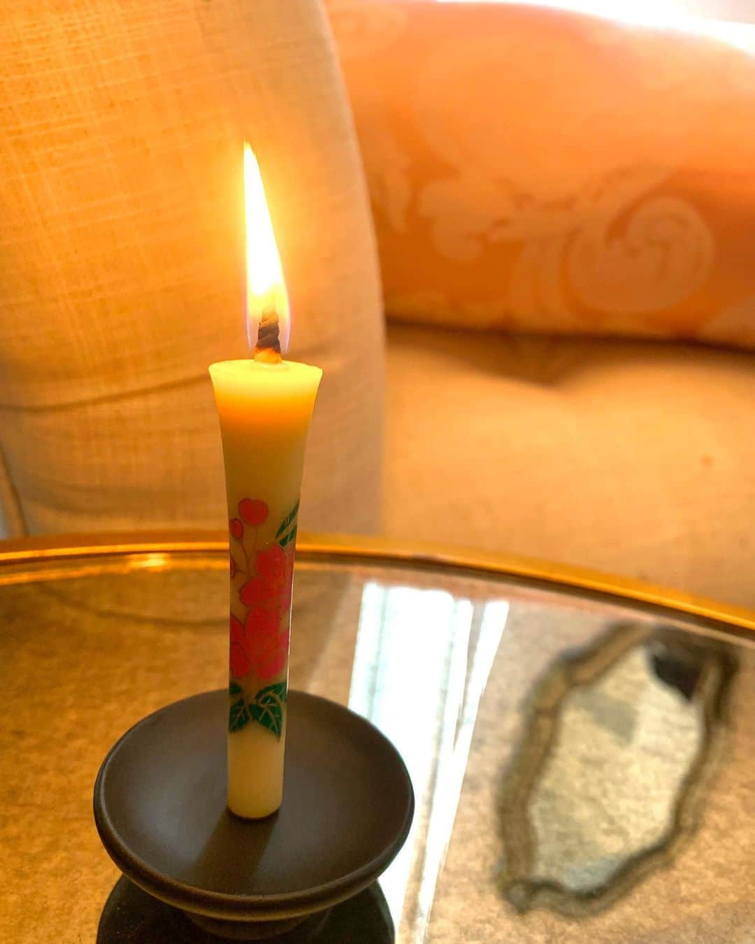 麻生あくらさんのインスタグラム写真 - (麻生あくらInstagram)「Japanese botanical candle 🕯  能登の和ろうそく、素敵。 炎が大きく美しくてずっと見ていられる。 本当に明るすぎないかしら日本💡  #輪蝋燭#ろうそく#candle#キャンドルのある暮らし #能登#handmade#craftsmanship #七尾」2月17日 11時28分 - akura_akura