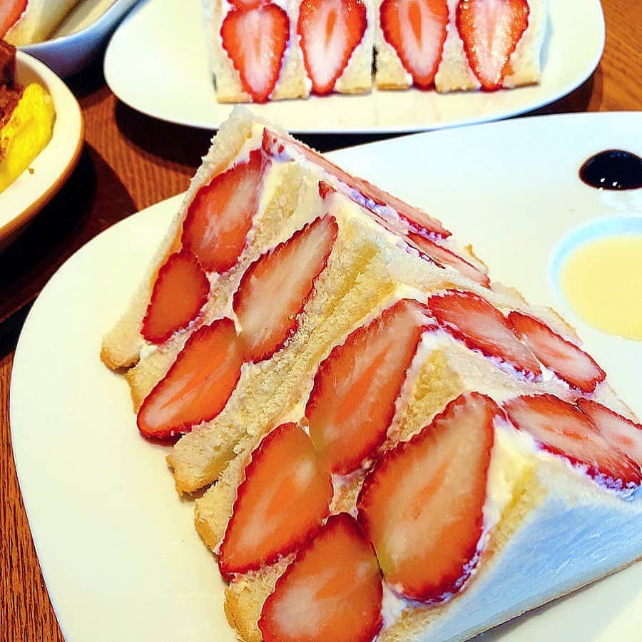 里井真由美さんのインスタグラム写真 - (里井真由美Instagram)「🇯🇵🍓 数量限定！「贅沢いばらキッス苺サンド」「焼きデニッシュフレンチトースト」 ・ ・ 茨城県産のブランドいちご「いばらキッス」がふんだんに使われてます。 苺サンドはクリィムもほんとおいしくて、アマレット薫るマルカルポーネクリィムです🍓♥️ ・ ・ 練乳ソースと柑橘グレープフルーツヂャム添え.私はバルサミック酢も添えて頂きまーす❤︎ ・ ・ 焼きデニッシュフレンチトーストは、お砂糖のジャリ感と、アイスがとろけてじゅわじゅわ〜😆♥️♥️ ・ ・ お誕生日お祝いもできました❤︎ ・ ・ 駒沢の、大好きな「アヂト adito」さんの季節メニュー。1日の数量は決まってますが、いばらキッスがある限りオンメニューされますので、ぜひ！ 大体ゴールデンウィーク前位までかと🍓🍓🥰🍓🍓 @adito_yuka ・ ・ #アヂト#adito#いばらキッス#贅沢いちごサンド#贅沢いばらキッス苺サンド#フレンチトースト #里井真由美 #さといいね#栗スイーツ#デパ地下#ホテルスイーツ#デパ地下スイーツ#ホテル#ありが糖運動#まゆログ#フードジャーナリスト里井真由美 いちご#いちご🍓#苺#fromgram」2月17日 11時50分 - mayumi.satoi