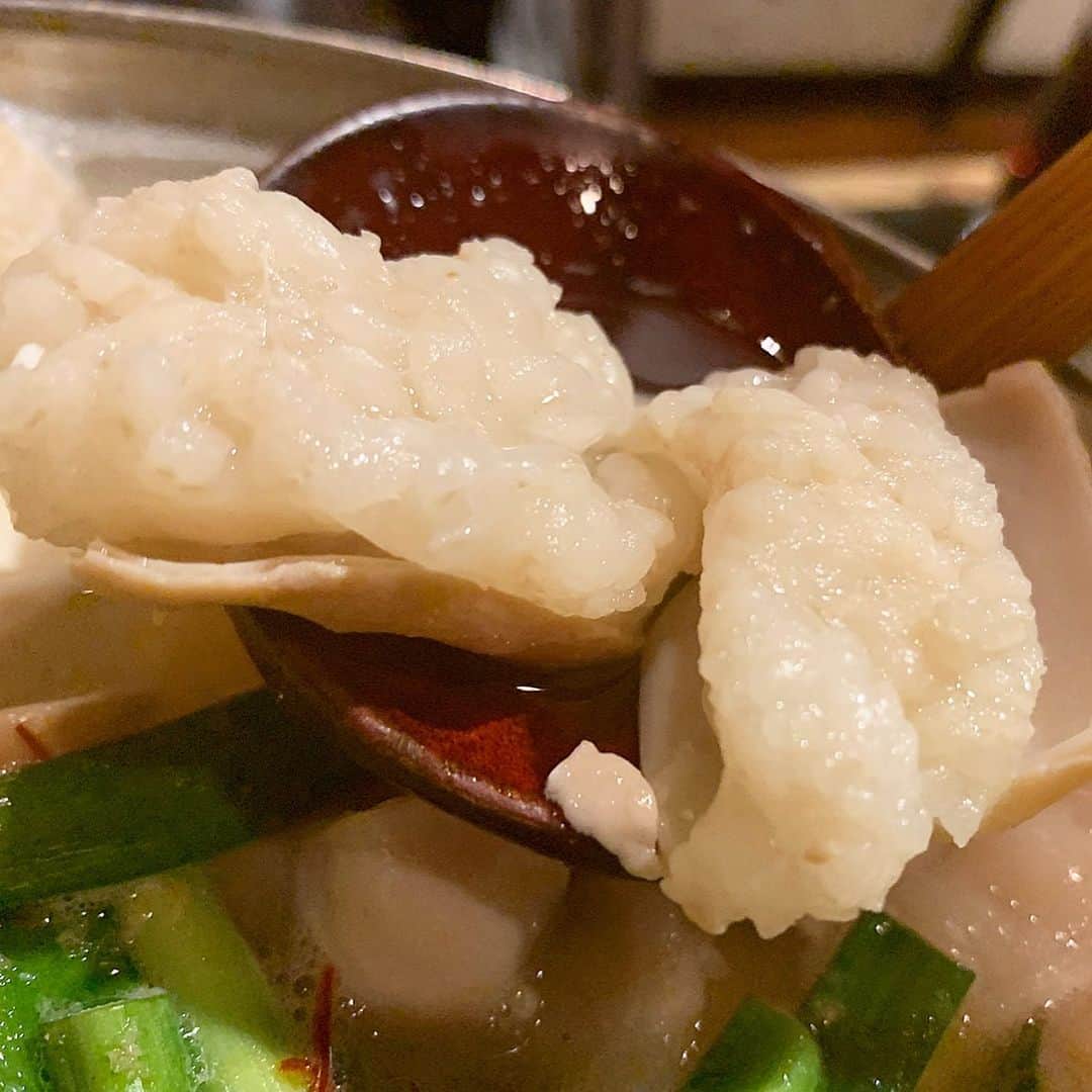 のインスタグラム：「ぷりぷりホルモンのもつ鍋☺️🍲﻿ 白金高輪『ほるもん道場 どんどん本館』﻿ ﻿ ここのホルモン料理(すもつ、塩もつ煮込み)美味しいから﻿ もつ鍋も頼んでみた！✨﻿ 脂部分あまり溶けなくてぷりぷり☺️﻿ ﻿ 気軽に行きやすい居酒屋で、サラリーマンの方多め！﻿ 安くて美味しい🤤﻿ 近くに2つ店舗あるけど、2階にある店舗がいきつけ🐥💓﻿ ﻿ #もつ鍋 #鍋 #モツ #ホルモン #もつ﻿ #居酒屋 #めぐログ_白金高輪 #白金高輪グルメ」