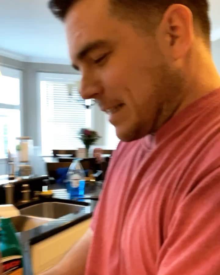 ディーナ・ニコール・コルテーゼのインスタグラム：「A little Sunday Funday with the hubs 😂 @cbuckner_ #sundayfunday #sundaydinner」