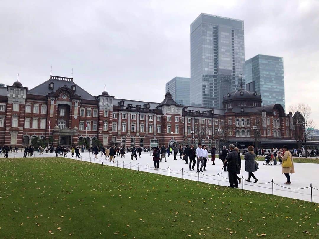 のインスタグラム：「. 天気が良い日の芝生がとても心地良い。 暖かくなったら、どこか旅に行きたいな。 . Area＊ #丸の内#千代田区#東京 Shop＊#東京駅 . #駅#ビル#建築#建物#建築巡り#散歩#散策#お洒落スポット #お洒落な街 #ギャラリー #大人女子 #トレンド #ファッションアイコン #都心 #東京散歩 #東京観光 #tokyo #tokyostyle #japan #大人の東京暮らし #東京glam」