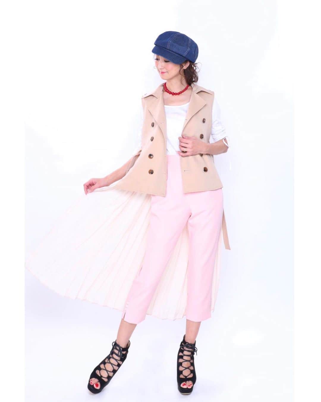 彩耶さんのインスタグラム写真 - (彩耶Instagram)「こんにちは♡ ・ ・ ファッションブランド " 𝐂𝐇𝐄𝐑𝐈 " シェリ  @cheri__id  サイト観てもらえると嬉しいです💕 ・ ・ 私のプロフィールのリンクから見れますので、是非ご覧になってみてくださいね😉 ・ ・ 歩くたびにふんわりと広がるバックプリーツのジレ😌✨ 風を感じるお洋服〜✨ って暖かくなると着たくなるんですよね💕 ・ カラーも春らしいお色をご用意しています❣️ 3color  ピンク、ベージュ、ネイビー ・ ・ お写真横にswipe➡︎➡︎してね😉✨ ・ ・ サイドスリムパンツも脚長効果抜群ですよ😎👍💕 ・ ・ ・ " 𝐂𝐇𝐄𝐑𝐈 " シェリ  は、女性らしく上品さの中にもトレンドを意識したアイテムを揃えたいと思っています👗✨ 皆さんに愛されるお洋服を揃えたいです💕 ・ ・ ・ 今日は今から三重まで〜🚅 インスタセミナーのご依頼を頂きました📖 ・ 頑張ってきます❣️ 参加者の皆様とお逢いできるのが楽しみっ(๑˃̵ᴗ˂̵)💕 行ってきまーす♡ ・ ・ ▫︎▫︎▫︎▫︎▫︎▫︎▫︎▫︎▫︎▫︎▫︎▫︎▫︎▫︎▫︎▫︎▫︎▫︎▫︎▫︎▫︎▫︎▫︎▫︎▫︎▫︎▫︎▫︎▫︎▫︎▫︎▫︎▫︎ ・ #cheri #ichiba #ディレクター #シェリ #イチバ #ブランド立ち上げ #ブランド #デザイナー #ヘアメイク #三重 #鈴鹿 #インスタセミナー #インスタ講習 #セミナー講師 #モデル #ウォーキング講師 #秘書 #インフルエンサー  #神戸 #kobe #osaka #大阪 #japan #followme #フォローミー #beauty #お洒落さんと繋がりたい #ファッション #fashion」2月17日 12時06分 - 3aya11