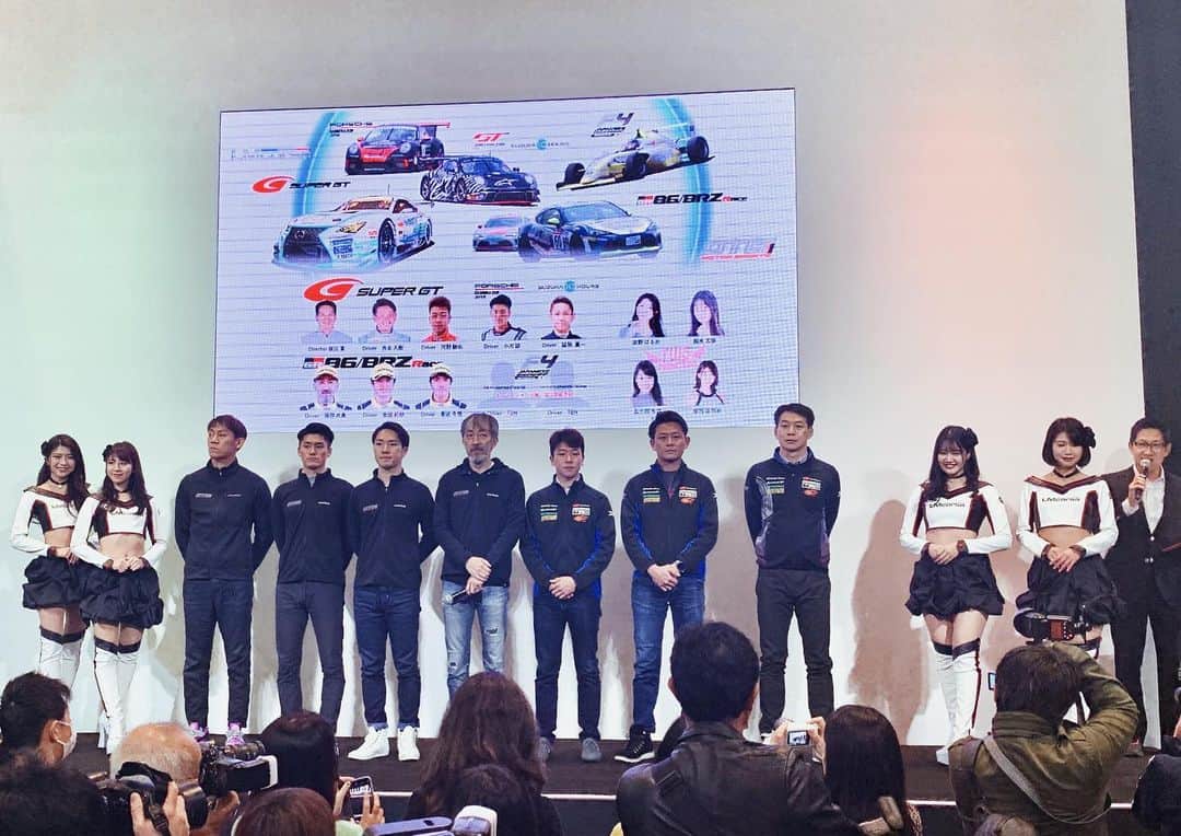 のインスタグラム：「❤︎ . 大阪オートメッセ2020にて チームから正式に体制発表がありました！！ . 《Super GT》 GT300クラス  LMcorsa SYNTIUM LMcorsa RC F GT3 カーナンバー：60 飯田章 監督 ドライバー：吉本大樹 選手／河野駿佑 選手 タイヤ：ミシュラン . 《TOYOTA GAZOO Racing 86/BRZ Race》 OTG Motor Sports #60 服部尚貴 選手 #80 宮田莉朋 選手 #10 菅波冬悟 選手（TN滋賀） #777 山崎武司 選手（TN滋賀） . 《FIA-F4 JAPJNESE CHAMPIONSHIP》 OTG Motor Sports ドライバー：Comming soon ◆SCHOLARSHIP CHALLENGE ドライバー：伊東黎明 選手 . 《PORSCHE CARRERA CUP JAPAN》 #60 小河諒 選手 . 《SUZUKA 10 HOURS》 #60 脇阪薫一 選手 . . そして！！ 2020 TWSプリンセスの お披露目もありました👸🎀 涼野はるか (@suzuno_haruka ) 五十川ちほ (@chiho1128_i ) 加乃ほのか (@nokahonoka ) 鈴木志歩 (@shiho_suzu_ ) の4名です❣️ . 今シーズンも LMcorsaとOTG Motor Sports 応援よろしくお願いします😆🙌🏻💓 . 私自身も昨年同様、 チームアシスタントとして、 OTG Motor Sports TWSプリンセスとして、 しっかりチームのサポートできるように 頑張ってまいります！！ . . #体制発表 #LMcorsa #OTGmotorsports #OTG #大阪トヨペット #supergt #86brzrace #fiaf4 #pccj #鈴鹿10h #TWSプリンセス #motorsports .」