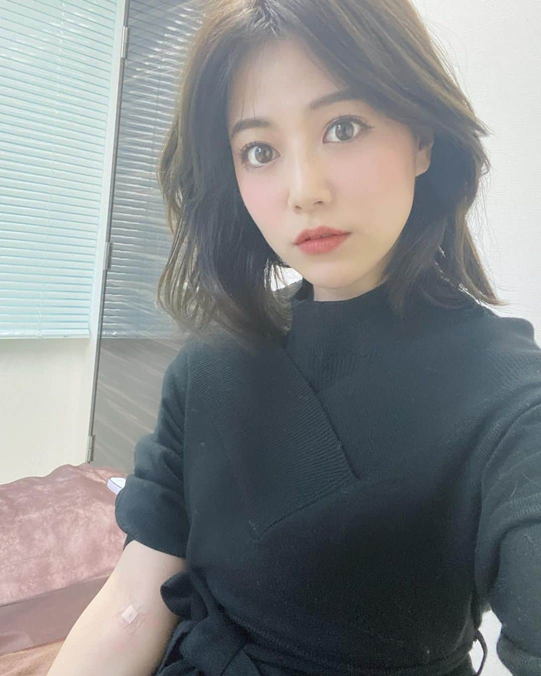 石井里奈さんのインスタグラム写真 - (石井里奈Instagram)「こんにちは❤️ . 今日は可愛いアイスと一緒に @threetwinsicecream.jp ❤️ . いつもで白玉点滴しに行くとき通る道で とってもおいしそうだな〜と思っててついに食べちゃいました🥰 . バレンタインVerでとってもかわいかったよ💕 . そして今週もばっちり @shinjuku.reiwaclinic 白玉点滴へ✨ . 白玉点滴に通い始めてから、肌の調子が本当よくて、ニキビとか全くなし🙆‍♀️私にあった美肌法なのかも❣️ . 定期的にちゃんと体内美容もケアしていきたいな〜✨ . Dress... @rienda_official . 先日の展示会でオーダーしたものが届いたの👗新生リエンダ、大人キレイなデザインが多くてとっても好み💕 . 午後も頑張ろうー！！ . #アイス #icecream #rienda #リエンダ #アイスクリーム #インスタ映えスイーツ #スイーツ #sweet #新宿カフェ #新宿スイーツ #新宿 #白玉点滴 #コーデ #休日コーデ #ニットワンピ #新宿駅 #shinjuku #美容 #美肌 #りなまるグルメ #カフェ巡り #カフェ #新宿グルメ #グルメ #food #instafood #インスタ映え #可愛いスイーツ #可愛い #cute」2月17日 12時04分 - ri7tin1025