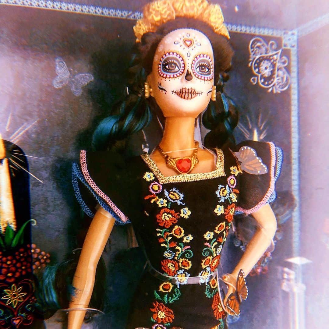 IVANさんのインスタグラム写真 - (IVANInstagram)「* Dia de muertos @barbie ❁❀❁❀💀💐🥀❀❁❀❁ 🖤 🖤❤️🇲🇽💖🤍💜 とても欲しかったお人形さん♡ ありがとう @yuka 💓💓💓 * #barbie#diademuertos#mexico#bdgift#love #thankyou #マンナミからの粋な誕プレ #死者の日バービー #スカルメイク #フロムニューヨーク #ありがとう♡ #らぶいぜマン」2月17日 12時09分 - fresanaca