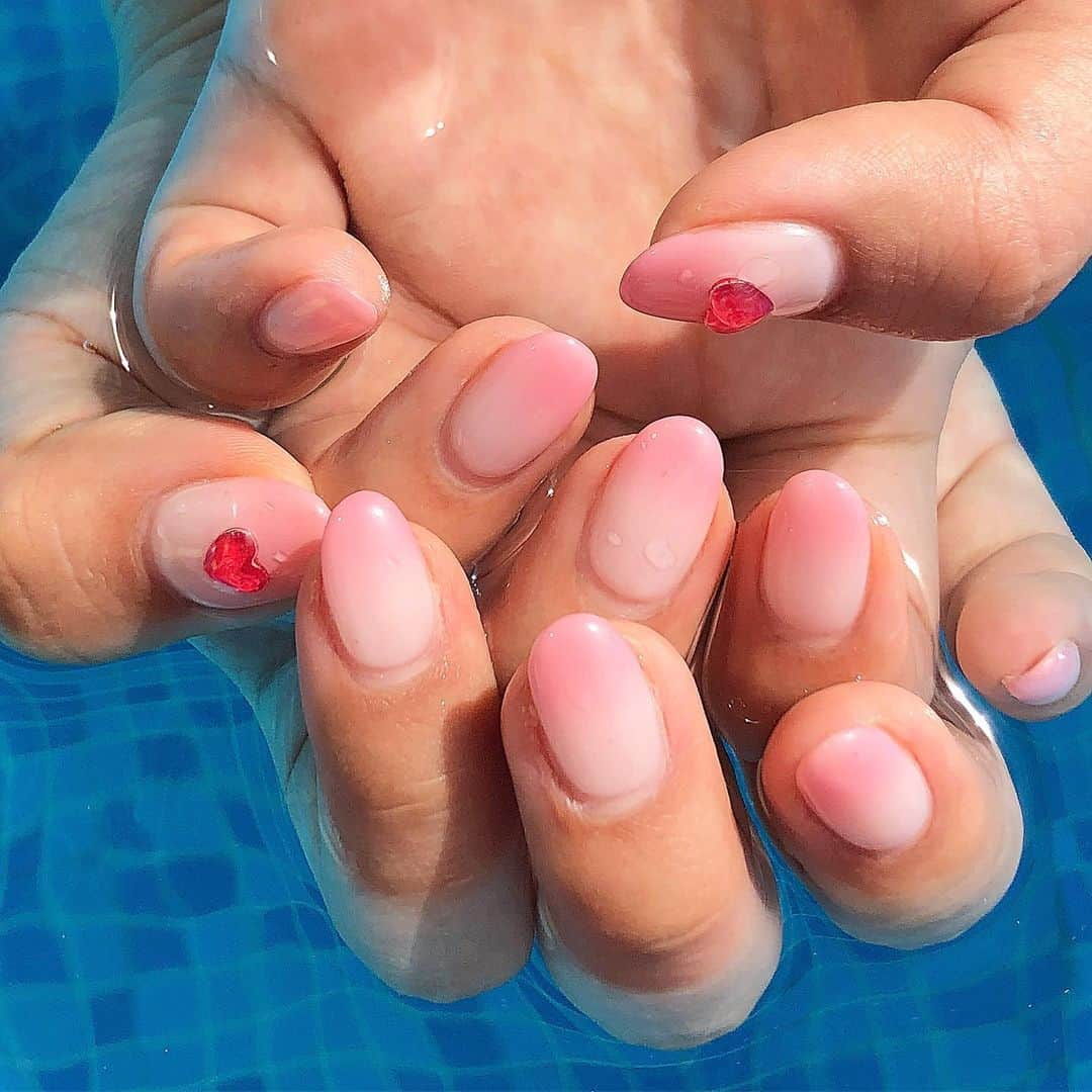 まゆまゆさんのインスタグラム写真 - (まゆまゆInstagram)「. 終わっちゃったけど バレンタインネイル💝💅 親指のハート、グミみたい💗 ハワイ前日に変えました🌺 @silkderiver  @mariafiiin  #ネイル#nail#newnail#ピンクネイル #バレンタインネイル#ハートネイル #ネイルデザイン#シルクドリバー #神戸#元町#ネイルアート  #ハワイ#ハワイネイル#hawaii  #nailart#cute#beautiful #pink#まゆまゆのネイル」2月17日 12時12分 - 7mayu2mayu