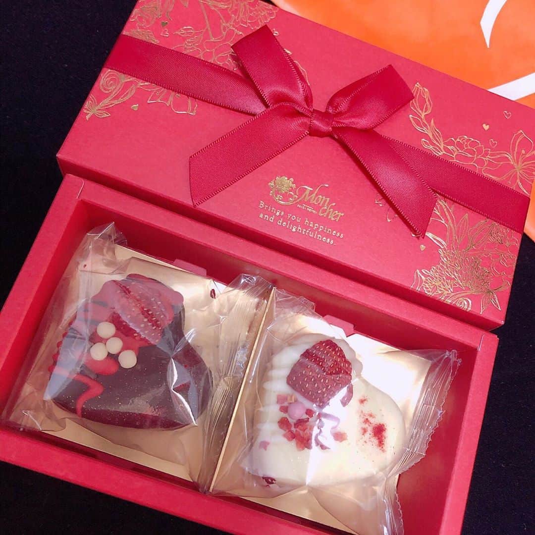 咲本弥生のインスタグラム：「お誕生日🎂バレンタイン🎂にテルちゃんからモンシェールのフィナンシェをいただいた✨ こんなかわいいお菓子があるなんて..💓 とっても嬉しいです😆ありがとう！ + + #モンシェール　#かわいいスイーツ　#バレンタイン　#おしゃれスイーツ　#moncher」