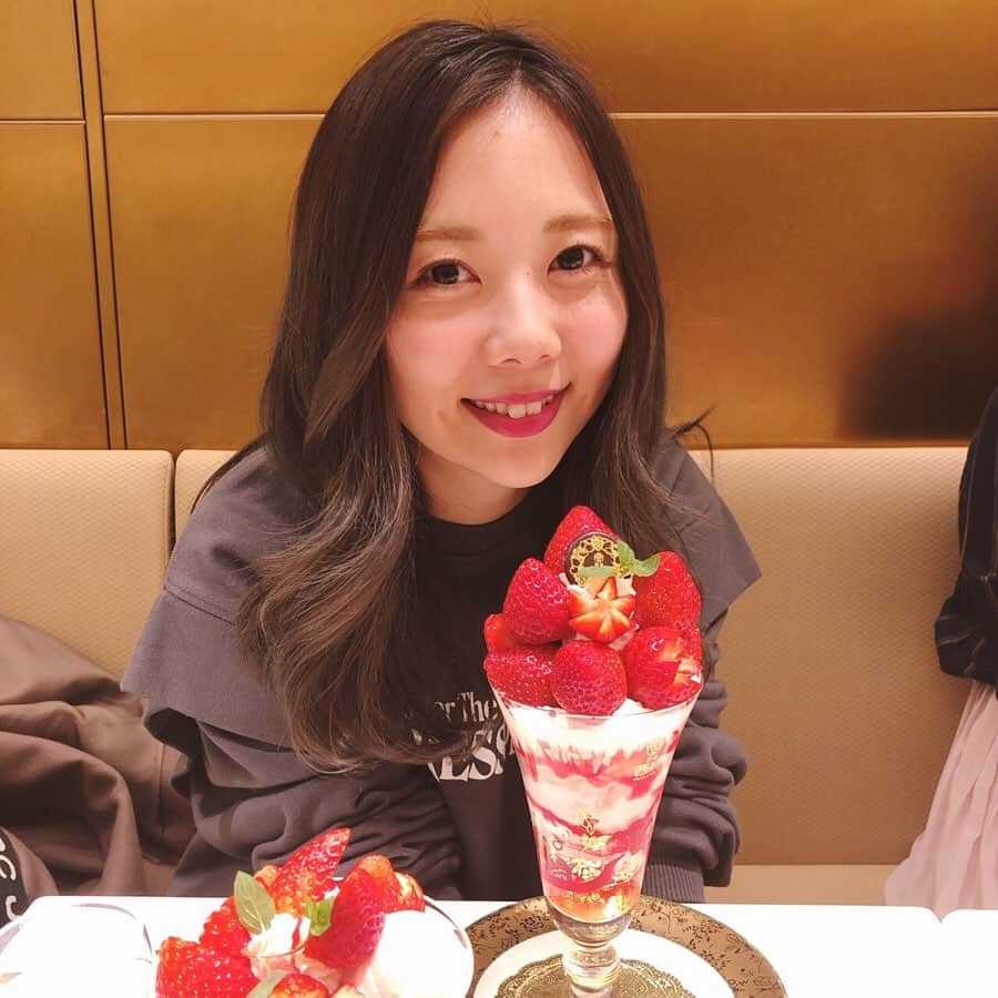 西村季里子のインスタグラム：「・ 仕事終わりにみんなでパフェを食べる . . . 幸せか🥺🍓🥺🍓🥺🍓 先輩がいつも写真用にって パフェ貸してくれる😇 いつも皆さんのおかげで 楽しく生きてますありがとうございます🌈 フルーツサンドも大好きなんだよね〜 でも1人で食べるのは罪悪感に襲われるけど みんなで食べれば怖くない〜〜💫 フルーツパーラー西村最高でした💗 ご馳走さまでした🙏🏻🙏🏻🙏🏻 #西村#渋谷#渋谷西村#フルーツパーラー #フルーツパーラー西村#fruits#parlor #パフェ#あまおう#あまおうパフェ #ストロベリー#ストロベリーパフェ #ご褒美#フルーツサンド#幸せ #follow#followme」