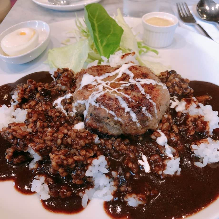 休日課長さんのインスタグラム写真 - (休日課長Instagram)「美味しい…ハンバーグカレー。カレーの為のハンバーグ。こりゃ癖になります。 #六本木 #カレー #Fjord #ひとり #ランチ #本炭 #本日の炭水化物」2月17日 12時29分 - kyujitsu_kacho