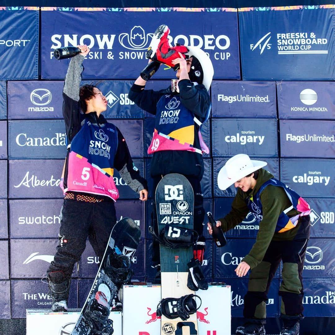 飛田流輝のインスタグラム：「The course at Calgary was fun, with challenging rails and good  jumps!! I was stoked to finish on the podium with @tiarncollins and @liam_brearley 🌟🔥🤙🍾 #volcomjapan  #snowboarding  #snowrodeo  #snowboard」