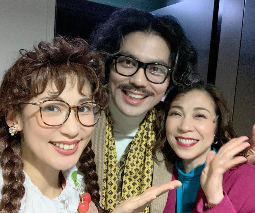 大月さゆのインスタグラム：「寺尾の上司！ 音楽ティーーーーーーム🎼 3人集まった時のこの濃さ🍒だってアーティストだからさ。  #早瀬センセイ #清水プロデューサー #そして寺尾 #衣装合わせで3人並んだ時笑いました #シャボン玉とんだ宇宙までとんだ  #交響詩春のカーニバル」