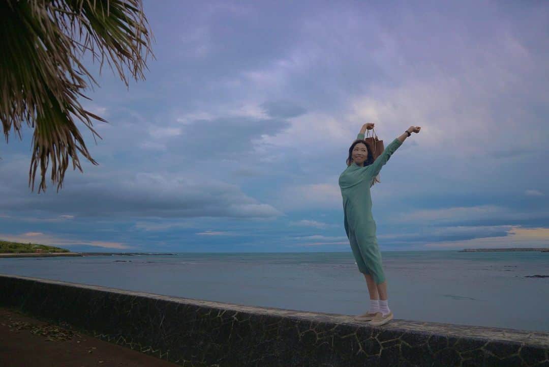 のインスタグラム：「昨日は春一番🌸 ． よく宮崎⇆東京行ったり来たりしてるけど疲れない⁈って言われるけど、昔はめちゃくちゃ疲れてよく体調壊してたけど、今はストレスフリーに楽に行ったり来たりできてます🌊✨ ． たくさんのコツを重ねて移動してるので、ぜひ皆様にもストレスフリー旅のコツまた改めてオススメしますね😋👍 ．  やっと寒さから抜け出せるワクワク感✨ ． 昨日今日とパームツリーがめちゃくちゃピュンピュンしてたけど、きっと一気に季節が変わるね☀️ ． さて、東京戻った✈️ 今日も頑張ってこ✨ ． ． #backpacker #miyazaki #beach #breath #hometown #shorttrip #旅女 #バックパッカー #仕事女子 #スポーツ女子 #ビーチ #地元 #宮崎 #春一番」