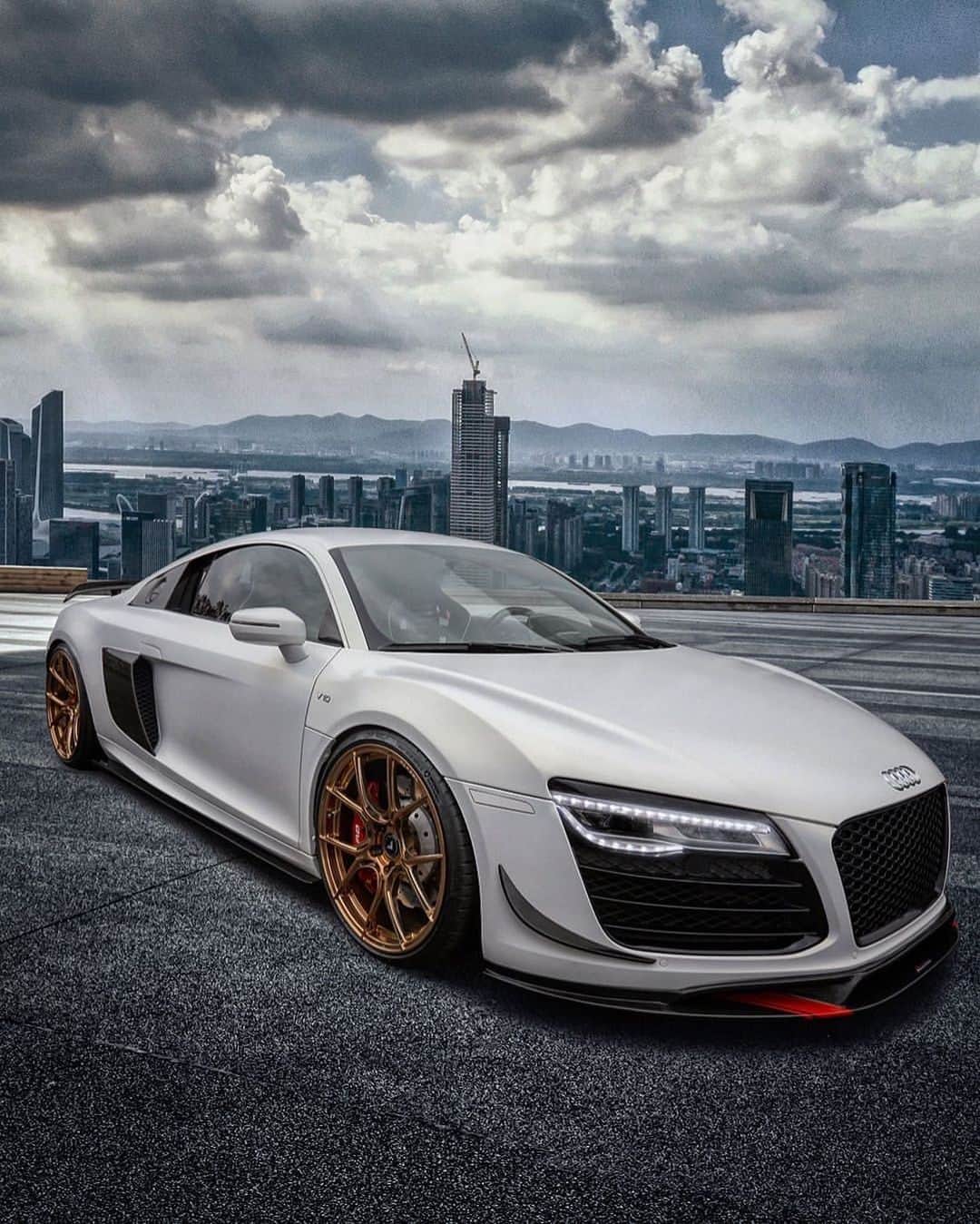 CARLiFESTYLEさんのインスタグラム写真 - (CARLiFESTYLEInstagram)「Clean Audi R8 owned by @flu.up Rate this bad boy 1-10」2月17日 12時37分 - carlifestyle