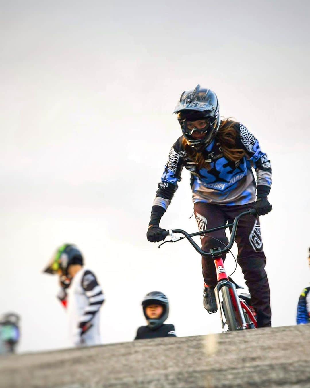 飯端美樹のインスタグラム：「🚴🏼‍♀️💨 photo : @tara.fff  #bmxlife」