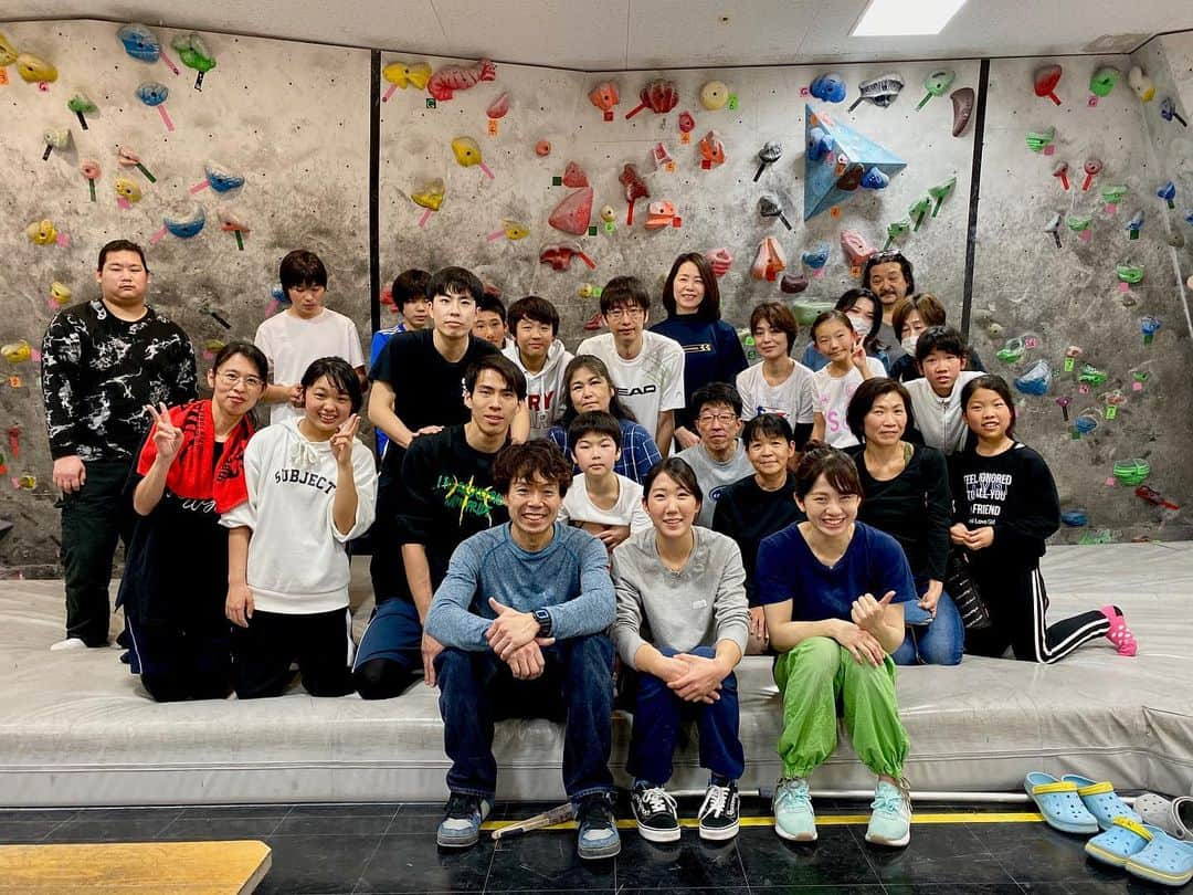 伊東秀和さんのインスタグラム写真 - (伊東秀和Instagram)「SKY-A Bouldering Club🌈 全国各地を回ってきたキッズコンペ＆体験会✨ 今期最後の2日間はララポート東京ベイ＆難波のグラビティーリサーチで開催されました。キッズコンペは総勢100名以上の参加で盛り上がりました⤴️ 毎回、クライミングの楽しさの中に登る事を通じて様々な成長に繋げられる話をしたり、保護者の皆さんにも、どのようなサポートを子供達にしたら良いのかなど伝えさせてもらってます。 大会の後にはスクールやJ:comの視聴者の方の体験会なども開催💫この数年、教え子の彩と幸紀ちゃんもコーチとして参加。一緒にセットをしたり、クライミングの楽しさを伝える立場で参加。成長も感じるし、そんな時間も嬉しい。 全国各地で自分の経験を伝えさせてもらえる機会がある事は、本当に有り難いです！それも、多くのスポンサーや各地のジムの協力、スタッフの協力あってのこと。今年度もありがとうございました。また2020年度も宜しくお願い致します！ @raffinee_orientalbio  @mammut_japan  @cowsoapcp  @aqua_bank.jp  @skya_cs_sports_tv  @gravityresearch  #オリエンタルバイオ #mammut #牛乳石鹸 #aquabank #スカイa #climbing #climbinglife #グラビティリサーチ #climbing_is_my_passion #enjoy #キッズ #成長 #ヒデスク」2月17日 23時37分 - hide9a2019