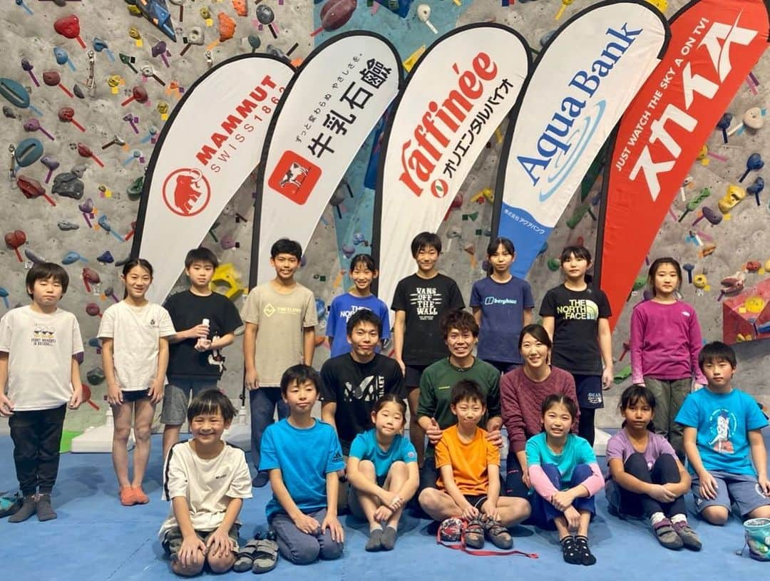 伊東秀和さんのインスタグラム写真 - (伊東秀和Instagram)「SKY-A Bouldering Club🌈 全国各地を回ってきたキッズコンペ＆体験会✨ 今期最後の2日間はララポート東京ベイ＆難波のグラビティーリサーチで開催されました。キッズコンペは総勢100名以上の参加で盛り上がりました⤴️ 毎回、クライミングの楽しさの中に登る事を通じて様々な成長に繋げられる話をしたり、保護者の皆さんにも、どのようなサポートを子供達にしたら良いのかなど伝えさせてもらってます。 大会の後にはスクールやJ:comの視聴者の方の体験会なども開催💫この数年、教え子の彩と幸紀ちゃんもコーチとして参加。一緒にセットをしたり、クライミングの楽しさを伝える立場で参加。成長も感じるし、そんな時間も嬉しい。 全国各地で自分の経験を伝えさせてもらえる機会がある事は、本当に有り難いです！それも、多くのスポンサーや各地のジムの協力、スタッフの協力あってのこと。今年度もありがとうございました。また2020年度も宜しくお願い致します！ @raffinee_orientalbio  @mammut_japan  @cowsoapcp  @aqua_bank.jp  @skya_cs_sports_tv  @gravityresearch  #オリエンタルバイオ #mammut #牛乳石鹸 #aquabank #スカイa #climbing #climbinglife #グラビティリサーチ #climbing_is_my_passion #enjoy #キッズ #成長 #ヒデスク」2月17日 23時37分 - hide9a2019