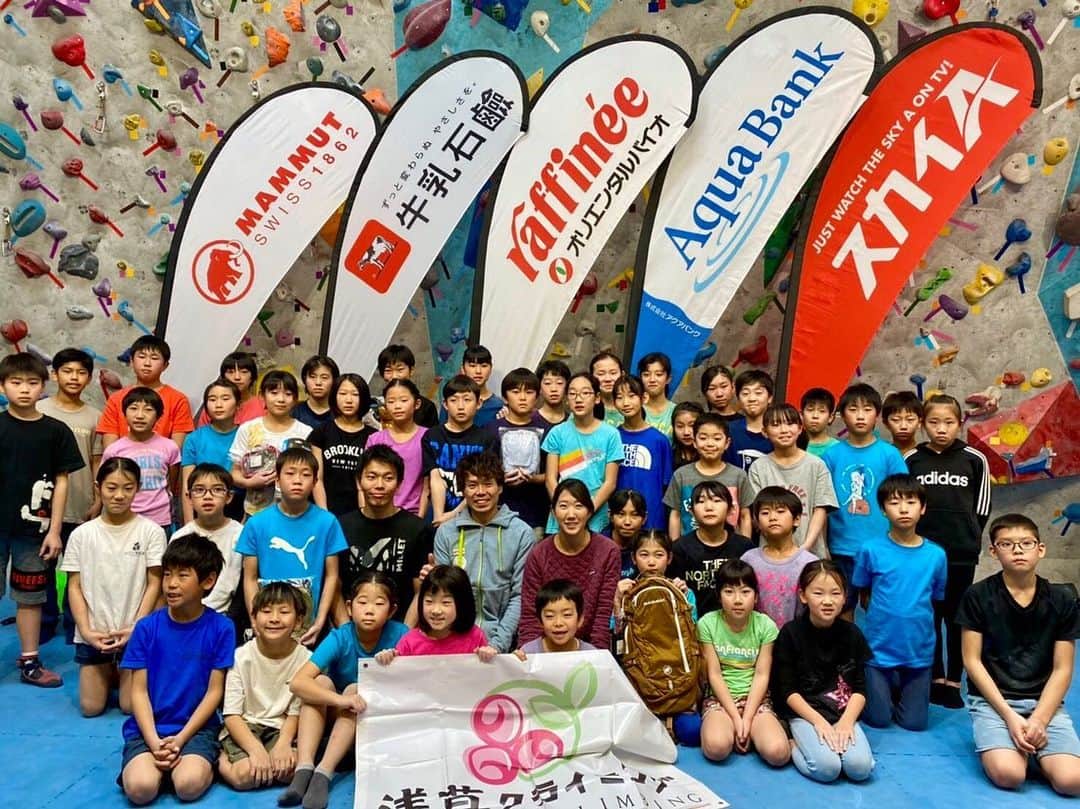 伊東秀和さんのインスタグラム写真 - (伊東秀和Instagram)「SKY-A Bouldering Club🌈 全国各地を回ってきたキッズコンペ＆体験会✨ 今期最後の2日間はララポート東京ベイ＆難波のグラビティーリサーチで開催されました。キッズコンペは総勢100名以上の参加で盛り上がりました⤴️ 毎回、クライミングの楽しさの中に登る事を通じて様々な成長に繋げられる話をしたり、保護者の皆さんにも、どのようなサポートを子供達にしたら良いのかなど伝えさせてもらってます。 大会の後にはスクールやJ:comの視聴者の方の体験会なども開催💫この数年、教え子の彩と幸紀ちゃんもコーチとして参加。一緒にセットをしたり、クライミングの楽しさを伝える立場で参加。成長も感じるし、そんな時間も嬉しい。 全国各地で自分の経験を伝えさせてもらえる機会がある事は、本当に有り難いです！それも、多くのスポンサーや各地のジムの協力、スタッフの協力あってのこと。今年度もありがとうございました。また2020年度も宜しくお願い致します！ @raffinee_orientalbio  @mammut_japan  @cowsoapcp  @aqua_bank.jp  @skya_cs_sports_tv  @gravityresearch  #オリエンタルバイオ #mammut #牛乳石鹸 #aquabank #スカイa #climbing #climbinglife #グラビティリサーチ #climbing_is_my_passion #enjoy #キッズ #成長 #ヒデスク」2月17日 23時37分 - hide9a2019