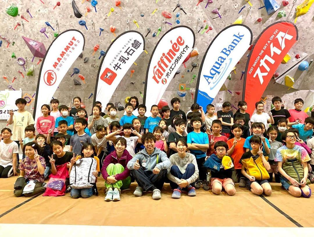 伊東秀和さんのインスタグラム写真 - (伊東秀和Instagram)「SKY-A Bouldering Club🌈 全国各地を回ってきたキッズコンペ＆体験会✨ 今期最後の2日間はララポート東京ベイ＆難波のグラビティーリサーチで開催されました。キッズコンペは総勢100名以上の参加で盛り上がりました⤴️ 毎回、クライミングの楽しさの中に登る事を通じて様々な成長に繋げられる話をしたり、保護者の皆さんにも、どのようなサポートを子供達にしたら良いのかなど伝えさせてもらってます。 大会の後にはスクールやJ:comの視聴者の方の体験会なども開催💫この数年、教え子の彩と幸紀ちゃんもコーチとして参加。一緒にセットをしたり、クライミングの楽しさを伝える立場で参加。成長も感じるし、そんな時間も嬉しい。 全国各地で自分の経験を伝えさせてもらえる機会がある事は、本当に有り難いです！それも、多くのスポンサーや各地のジムの協力、スタッフの協力あってのこと。今年度もありがとうございました。また2020年度も宜しくお願い致します！ @raffinee_orientalbio  @mammut_japan  @cowsoapcp  @aqua_bank.jp  @skya_cs_sports_tv  @gravityresearch  #オリエンタルバイオ #mammut #牛乳石鹸 #aquabank #スカイa #climbing #climbinglife #グラビティリサーチ #climbing_is_my_passion #enjoy #キッズ #成長 #ヒデスク」2月17日 23時37分 - hide9a2019