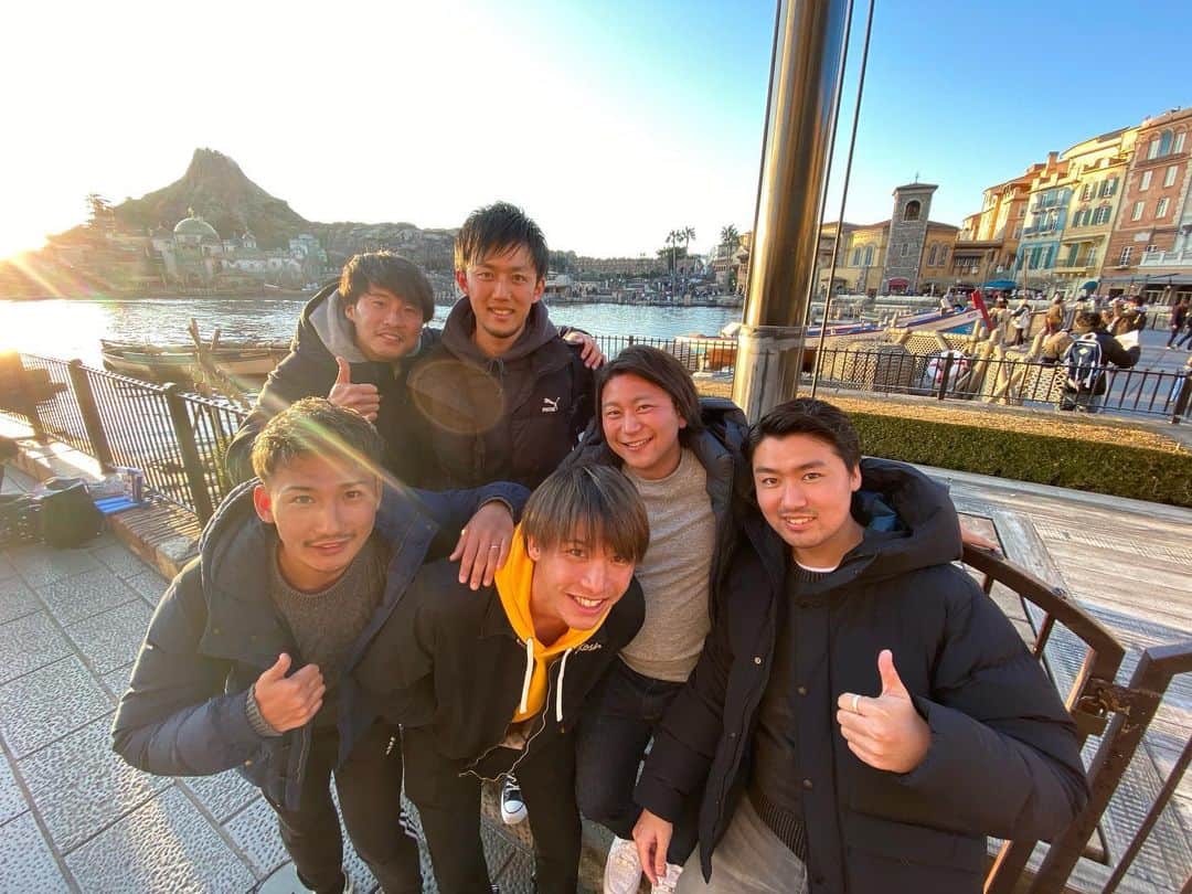 荒木大吾のインスタグラム：「26歳も頑張ります  #愉快なユースの仲間たち #自分の写真なさすぎ #11proの意味ない」