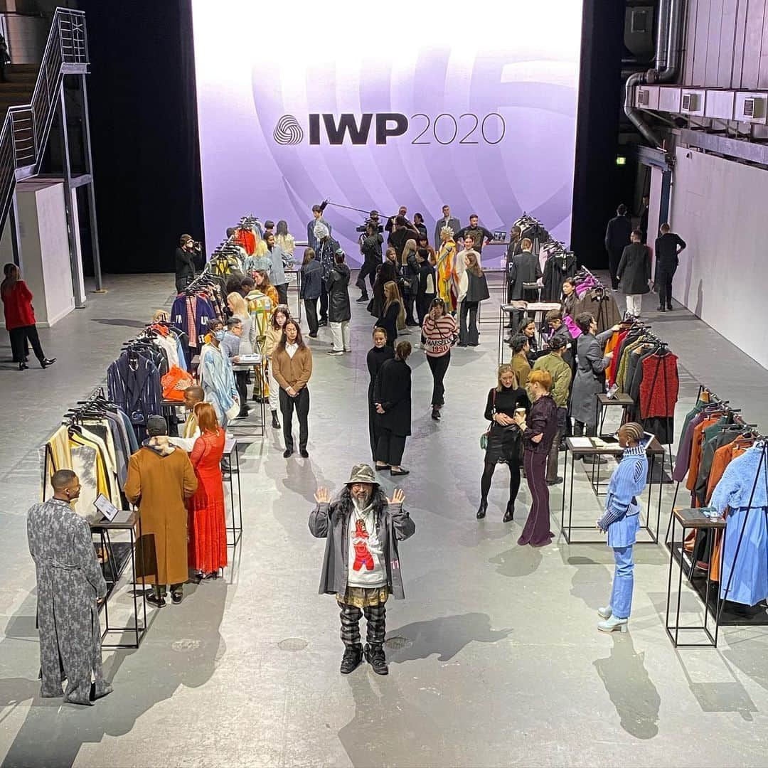 村上隆さんのインスタグラム写真 - (村上隆Instagram)「@thewoolmarkcompany #IWP2020 I enjoyed the jury. It was really wonderful and everyone was full of talent. The important theme this time was Sustainability.  photo : @thewoolmarkcompany @tabi_the_fat」2月17日 23時33分 - takashipom